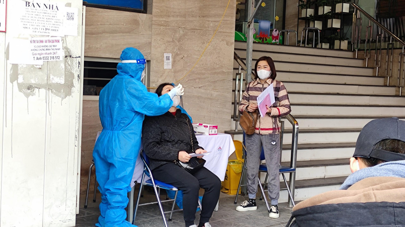 Tại bệnh viện Hồng Ngọc, giá test nhanh đối với người Việt Nam là 200 nghìn đồng, người nước ngoài là 250 nghìn đồng/mẫu. Giá test PCR đối với người Việt Nam là 790 nghìn đồng/mẫu, 1 triệu 290 nghìn đồng/mẫu đối với người xuất cảnh.