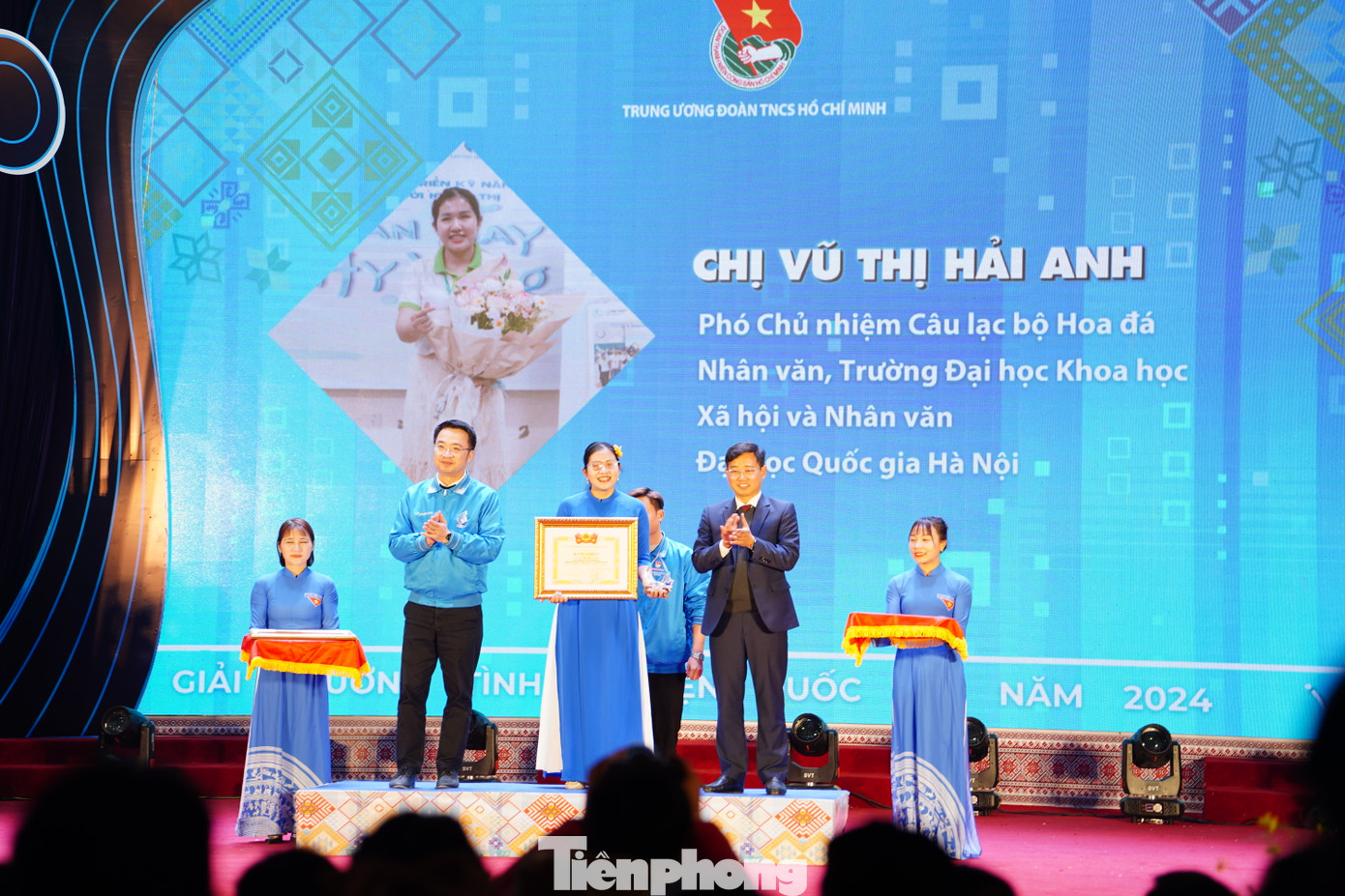 Chị Vũ Thị Hải Anh - Phó Chủ nhiệm Mạng lưới Sinh viên Khuyết tật Việt Nam nhận vinh danh.