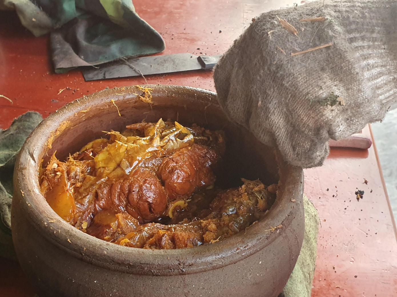 Khi kho xong, cá kho chuẩn sẽ săn chắc lại, mùi hương kết hợp hương thơm từ gừng, hành, cá và các loại gia vị khác, mùi tanh không còn.