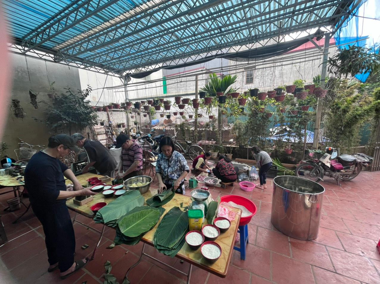 Các gia đình ở mọi lứa tuổi tập trung để gói bánh.