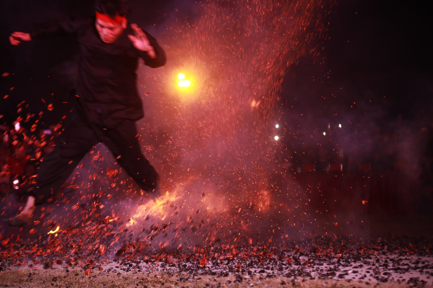 Sau khi tất cả các trò lần lượt nhảy lửa xong, các trò tiến về phía thầy. Thầy tiếp tục dẫn các trò nhảy đủ 36 động tác theo sự hướng dẫn của thầy. Sau đó, thầy hướng dẫn các trò bái thần linh thần lửa, sư phụ để cầu tài, cầu một năm 4 quý mưa thuận gió hòa, mùa màng bội thu, cầu cho quốc thái dân an, đại gia đình bình an, ấm no hạnh phúc. Lễ hội nhảy lửa đang được tổ chức tại nhiều nơi ở miền Bắc nhưng lễ hội ở Bắc Hà có phần sôi động hơn khi các nghệ nhân nhảy vào đống than hồng khi lửa vẫn còn bốc cháy, bốc khói nghi ngút. Sau khi tất cả các trò lần lượt nhảy lửa xong, các trò tiến về phía thầy. Thầy tiếp tục dẫn các trò nhảy đủ 36 động tác theo sự hướng dẫn của thầy. Sau đó, thầy hướng dẫn các trò bái thần linh thần lửa, sư phụ để cầu tài, cầu một năm 4 quý mưa thuận gió hòa, mùa màng bội thu, cầu cho quốc thái dân an, đại gia đình bình an, ấm no hạnh phúc. Lễ hội nhảy lửa đang được tổ chức tại nhiều nơi ở miền Bắc nhưng lễ hội ở Bắc Hà có phần sôi động hơn khi các nghệ nhân nhảy vào đống than hồng khi lửa vẫn còn bốc cháy, bốc khói nghi ngút.