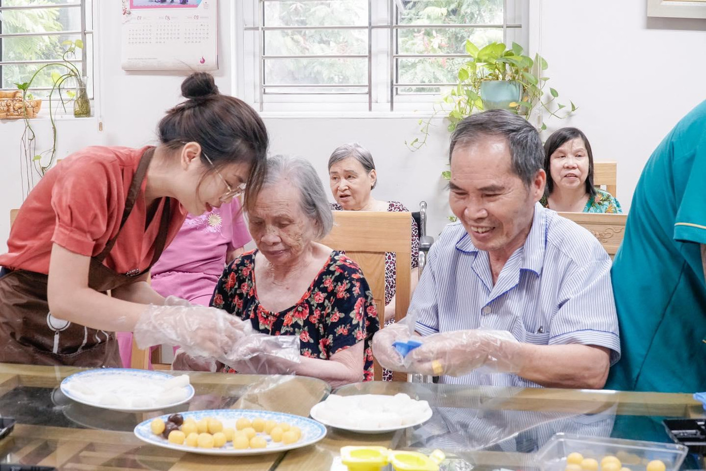 Từ nhiều ngày nay, để đón Tết Trung thu, những người già trong viện dưỡng lão Diên Hồng (Hà Nội) đã tất bật chuẩn bị làm bánh.