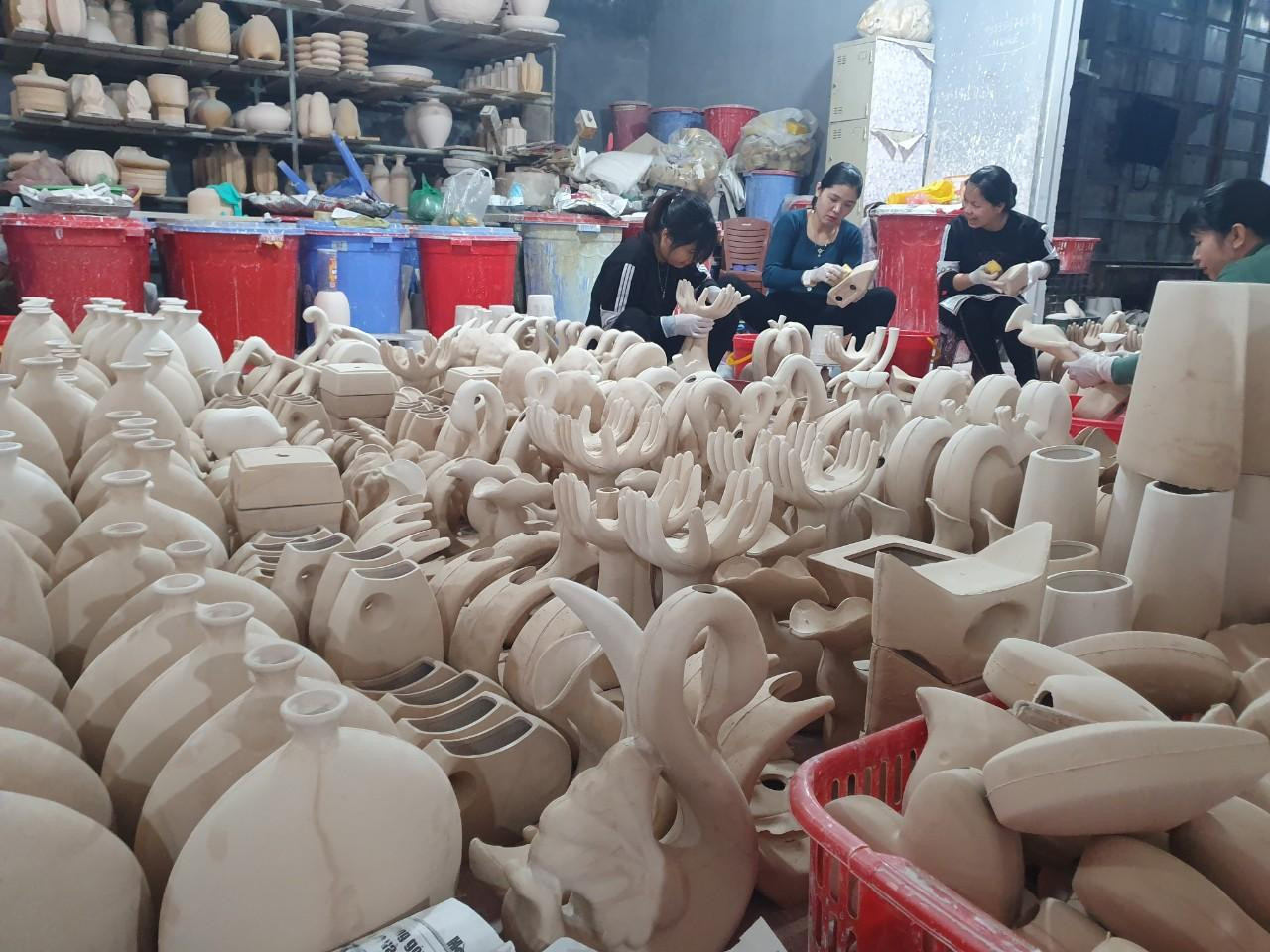 Mỗi sản phẩm được người thợ chuốt nhẵn, lau thật cẩn thận trước khi hong khô. Mỗi sản phẩm được người thợ chuốt nhẵn, lau thật cẩn thận trước khi hong khô.