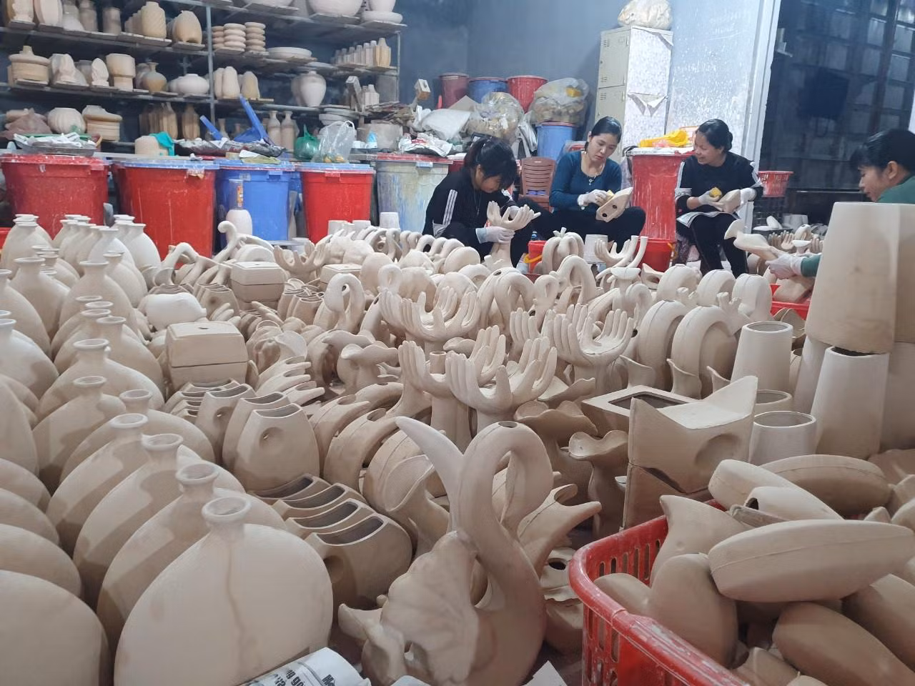 Mỗi sản phẩm được người thợ chuốt nhẵn, lau thật cẩn thận trước khi hong khô.