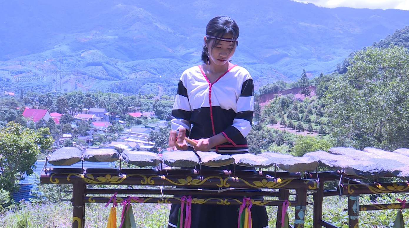 Hiện nay, thế hệ trẻ cũng biết đến, yêu quý đàn đá và bắt đầu tìm tòi học hỏi. Vì thế, huyện Khánh Sơn đã mở lớp học chơi đàn đá. Hiện có hơn 60 người theo học, trong đó chủ yếu thanh niên. Nhiều em đã đánh đàn thuần thục như Tô Ngọc Minh ở xã Xuân Hiệp, Bo Bo Thị Trang ở thị trấn Tô Hạp…