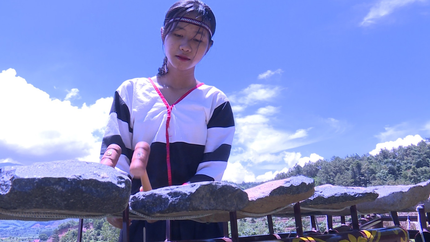 Căn cứ vào những hiện vật tìm thấy, các nhà khảo cổ học đã kết luận bộ đàn đá phát hiện ở Dốc Gạo có niên đại từ 2.000 đến 5.000 năm. Năm 1979, Việt Nam chính thức công bố với thế giới về việc phát hiện bộ đàn đá Khánh Sơn, loại nhạc cụ cổ có giá trị lịch sử, văn hóa đặc sắc của dân tộc.