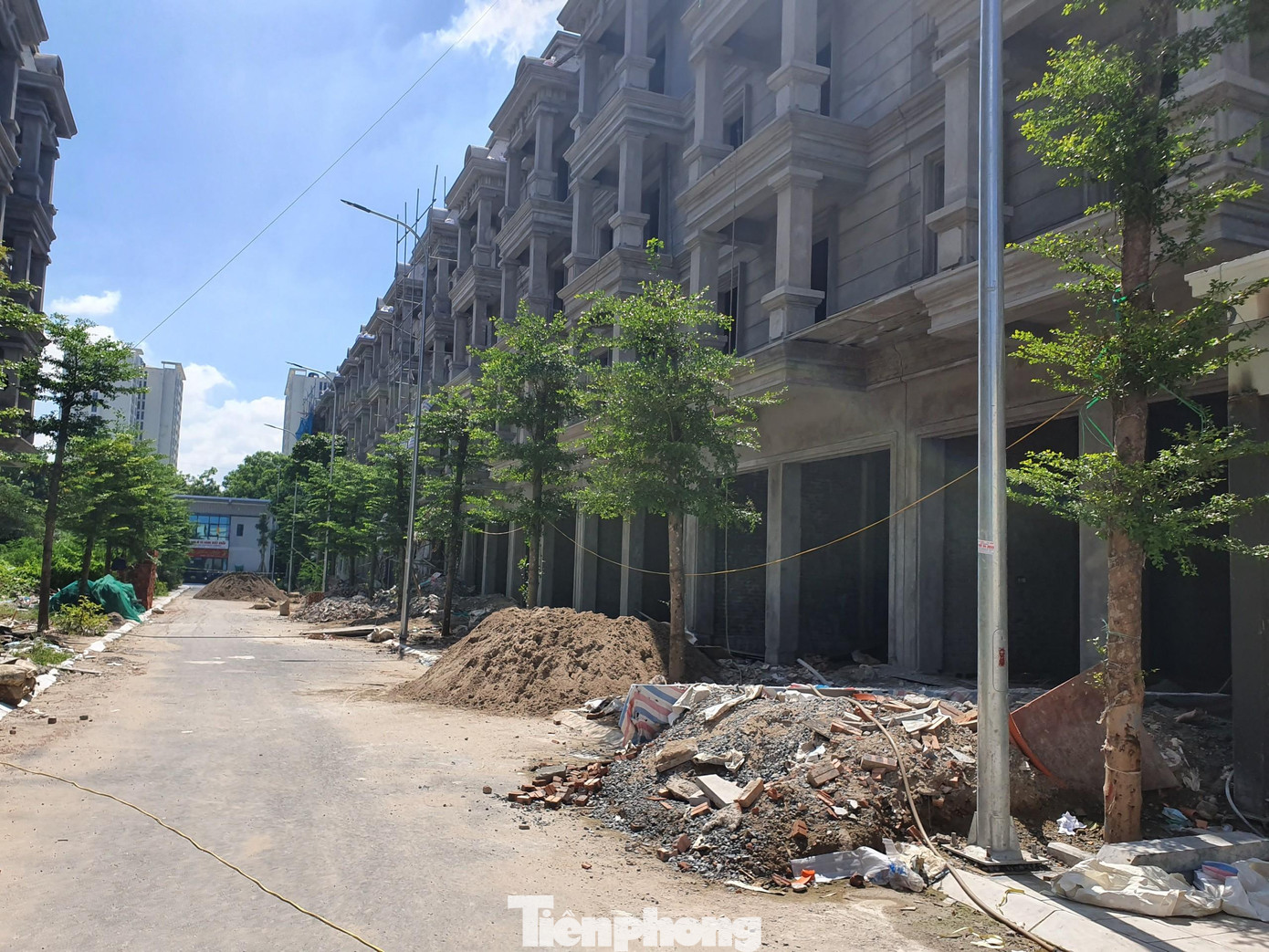 Cạnh đó, khu nhà liền kề đang trong giai đoạn hoàn thiện không thấy ai qua lại.