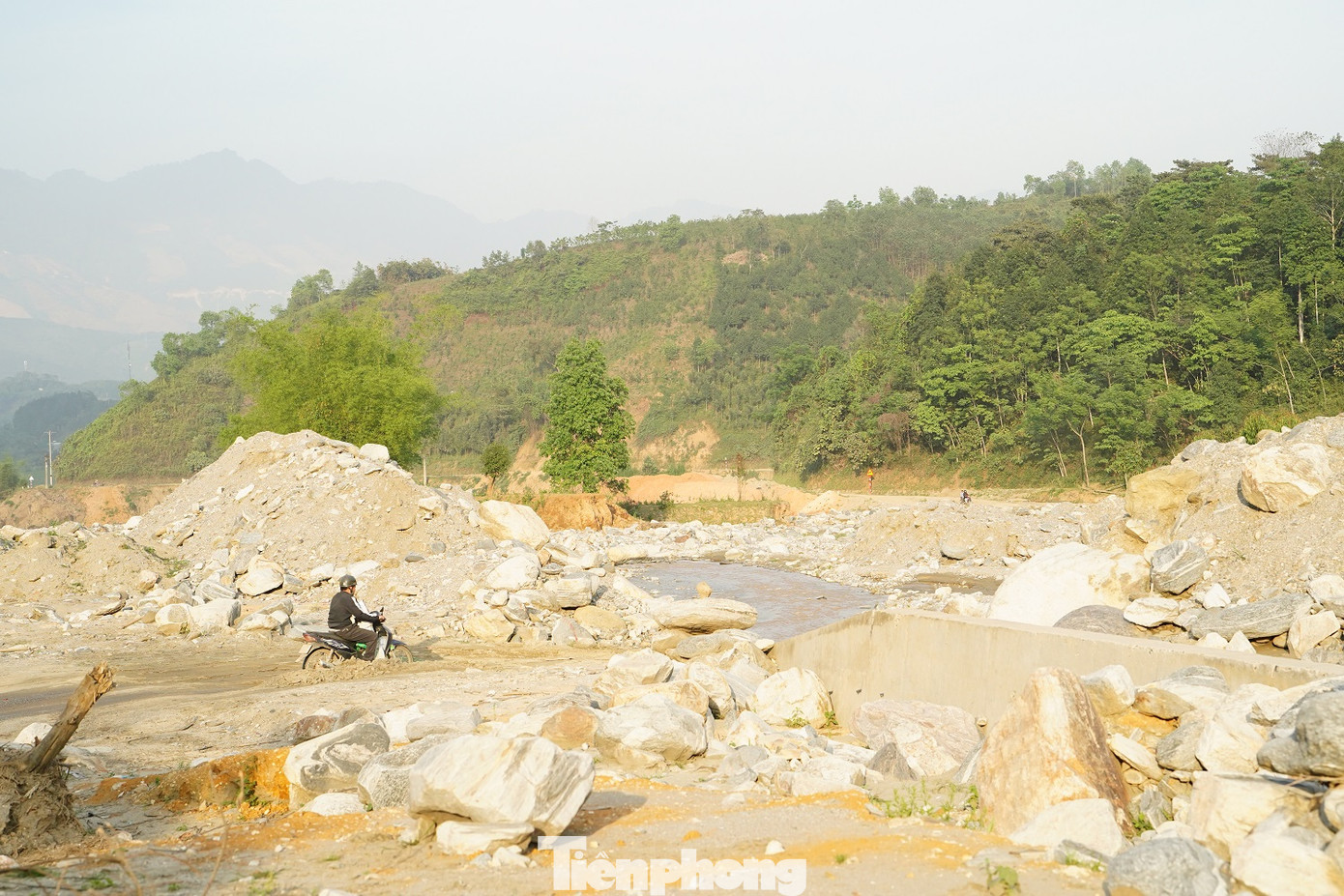 Có những vị trí đá vùi lấp cao tới 6 – 7 m từ mặt suối, vượt qua cả nền đường.