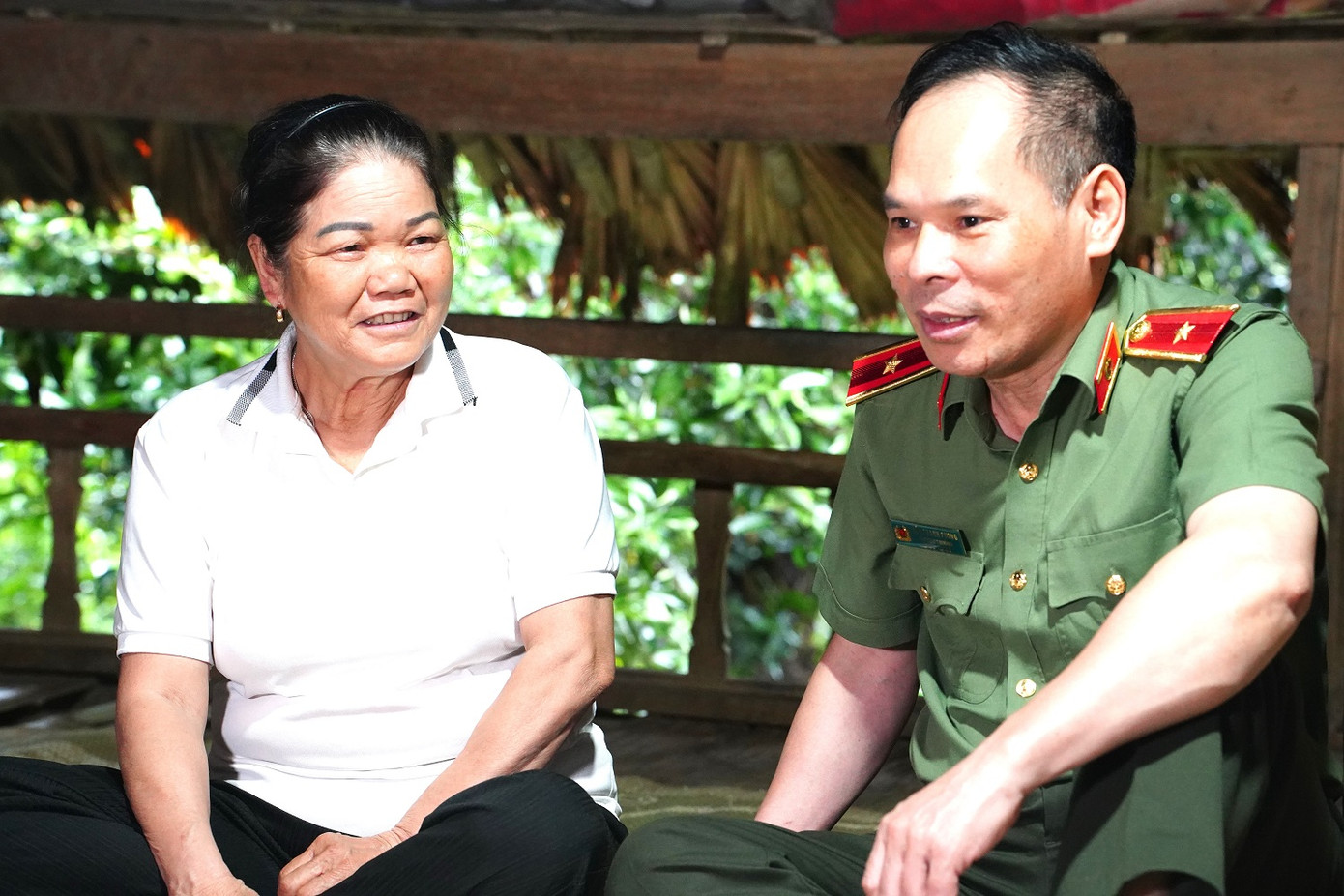 Thiếu tướng Trần Thanh Phong, Phó Cục trưởng Cục Truyền thông CAND thăm gia đình bà Hoàng Thị Việt ở thôn Khe Gầy (69 tuổi). Thiếu tướng Trần Thanh Phong, Phó Cục trưởng Cục Truyền thông CAND thăm gia đình bà Hoàng Thị Việt ở thôn Khe Gầy (69 tuổi).