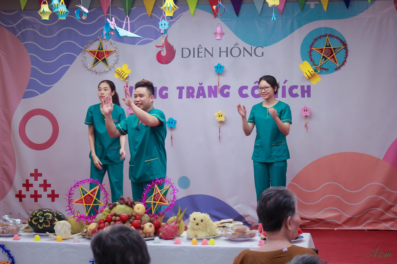 Dù rất bận rộn nhưng nhân viên trung tâm đều bảo nhau phải dành tặng các cụ trong viện dưỡng lão những tiết mục văn nghệ độc đáo.