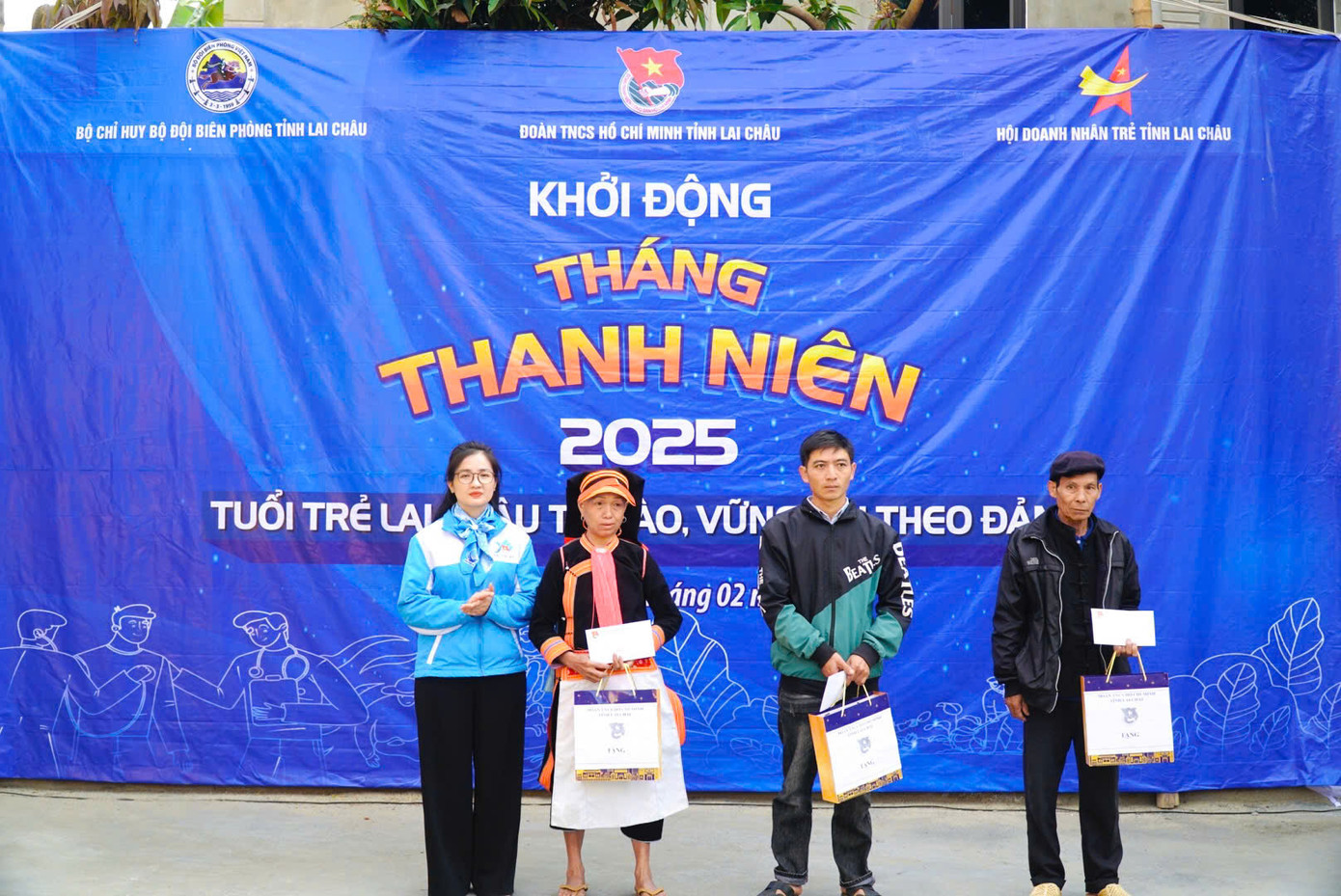 Tỉnh Đoàn Lai Châu trao tặng 4 suất quà cho gia đình ông Vàng Văn Son và 3 gia đình có thanh niên nhập ngũ năm 2025 có hoàn cảnh gia đình khó khăn. Tỉnh Đoàn Lai Châu trao tặng 4 suất quà cho gia đình ông Vàng Văn Son và 3 gia đình có thanh niên nhập ngũ năm 2025 có hoàn cảnh gia đình khó khăn.