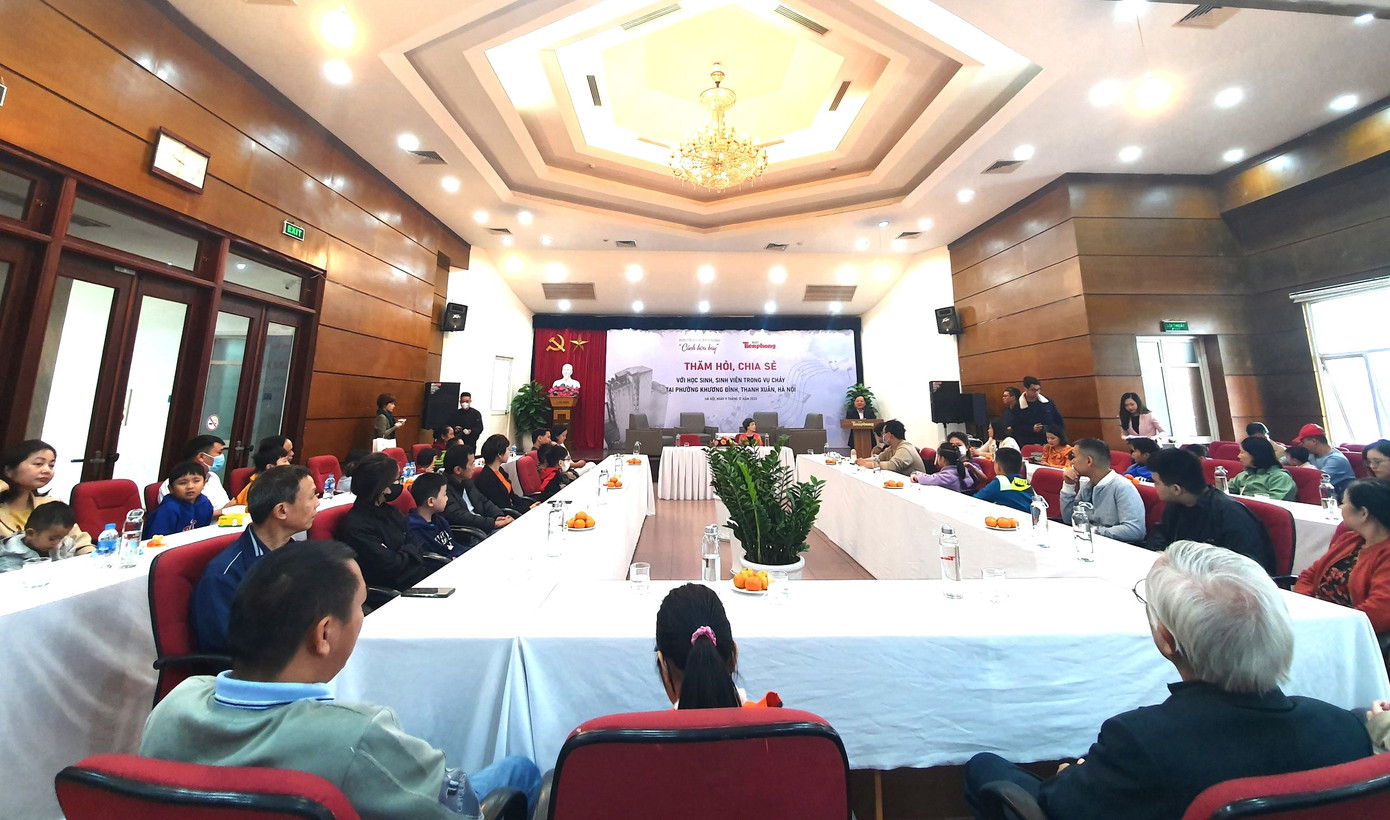 Phát biểu tại buổi lễ, nhà báo Lê Xuân Sơn, Tổng Biên tập Báo Tiền Phong cho biết, sau vụ cháy, người dân cả nước đã hướng về Thủ đô, chia sẻ tình cảm, vật chất của mình tới các bà con và các cháu để động viên. Báo Tiền Phong cũng đã dành 100 triệu đồng ủng hộ các nạn nhân thông qua Mặt trận Tổ quốc.