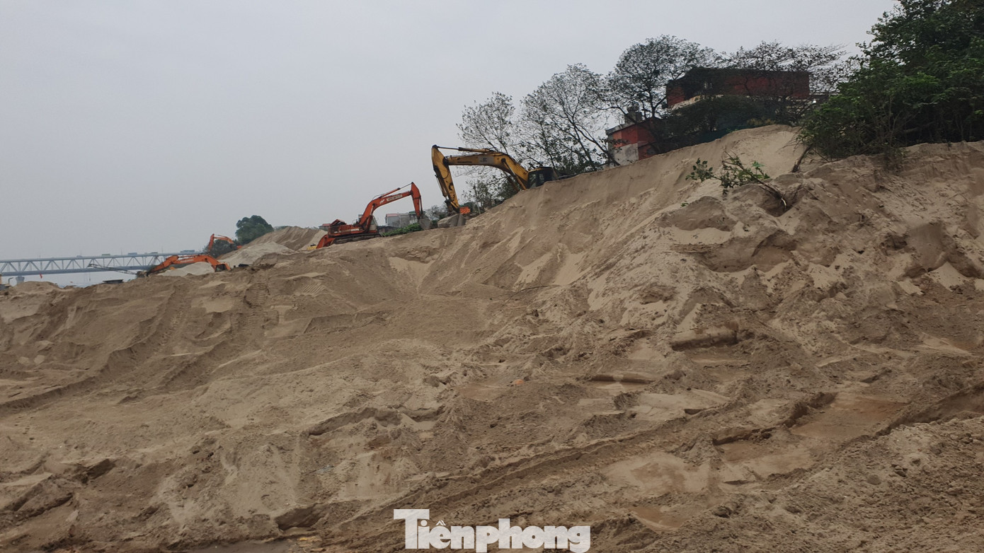 Địa phận hai bên chân cầu Thăng Long thuộc phường Đông Ngạc và Thụy Phương (quận Bắc Từ Liêm) từ nhiều năm qua luôn là khu vực ô nhiễm môi trường, khói bụi bốc lên mù mịt. Địa phận hai bên chân cầu Thăng Long thuộc phường Đông Ngạc và Thụy Phương (quận Bắc Từ Liêm) từ nhiều năm qua luôn là khu vực ô nhiễm môi trường, khói bụi bốc lên mù mịt.