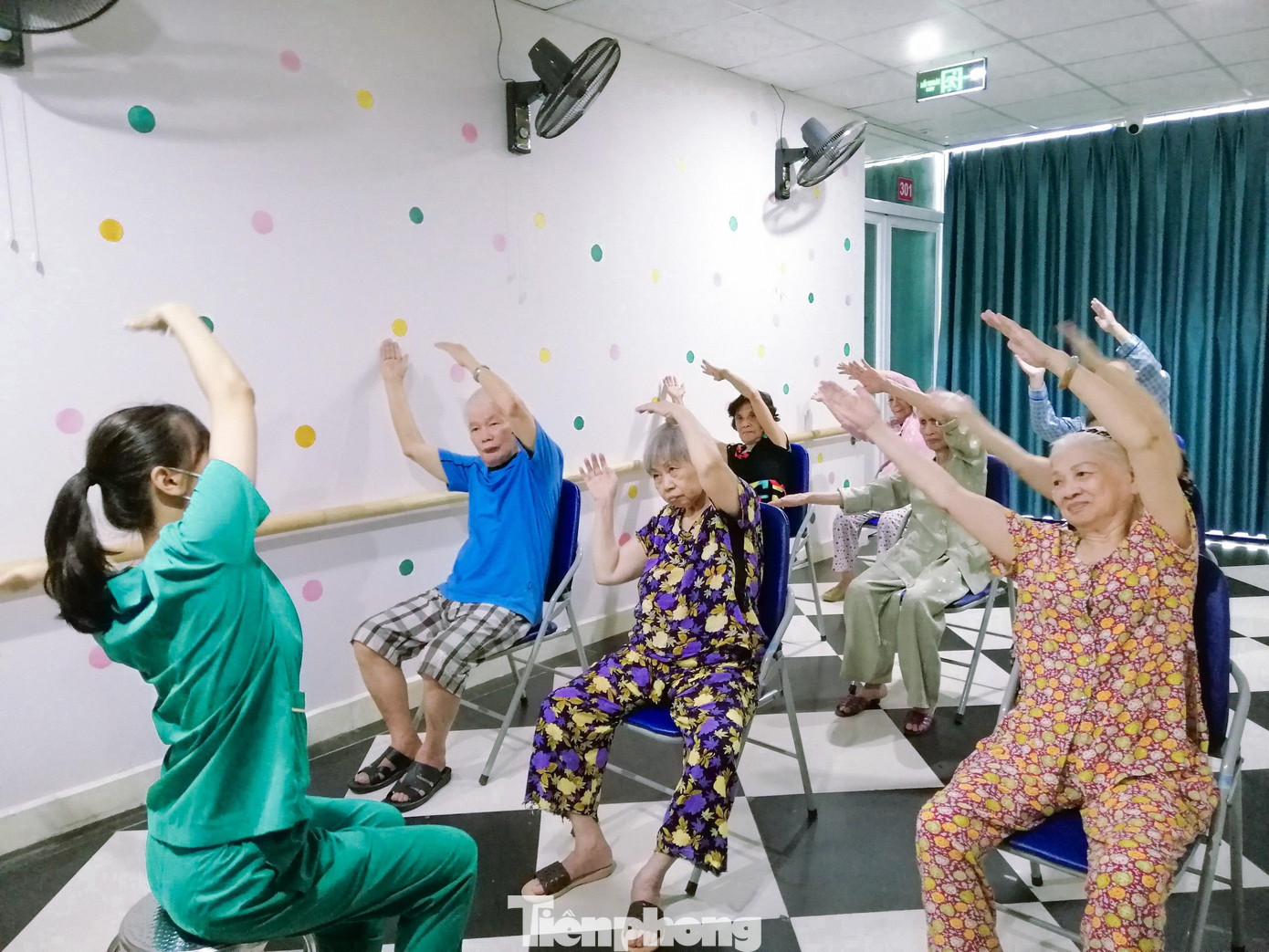 Trong ảnh là cảnh sinh hoạt thể dục buổi sáng của các cụ trong trung tâm dưỡng lão lớn nhất Hà Nội hiện nay. Trước khi Hà Nội thực hiện giãn cách trung tâm dưỡng lão này đã chủ động áp dụng chính sách “nội bất xuất, ngoại bất nhập” để thực hiện việc phòng ngừa bệnh dịch lây lan từ bên ngoài vào. Việc thăm nom trực tiếp của gia đình, người nhà đối với những cụ đang sinh sống tại đây dừng từ ngày 3/5. Thay vào đó là “thăm hỏi online” hoặc gọi điện thoại.