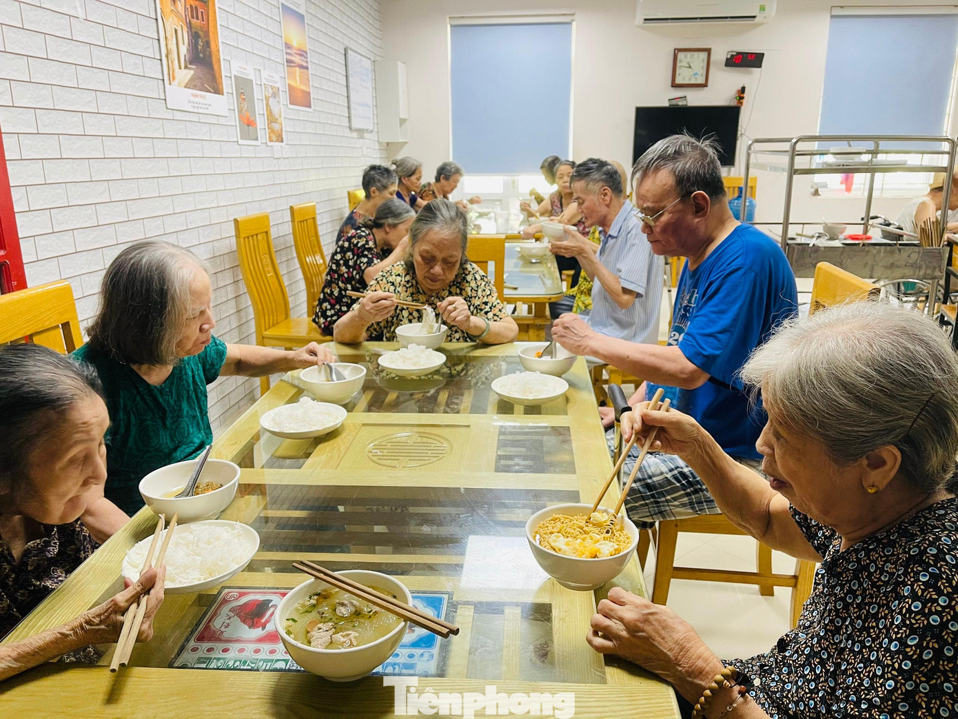 Bữa ăn sáng của các cụ cũng được thay đổi bằng cách chia thành nhiều nhóm ở từng độ tuổi khác nhau.