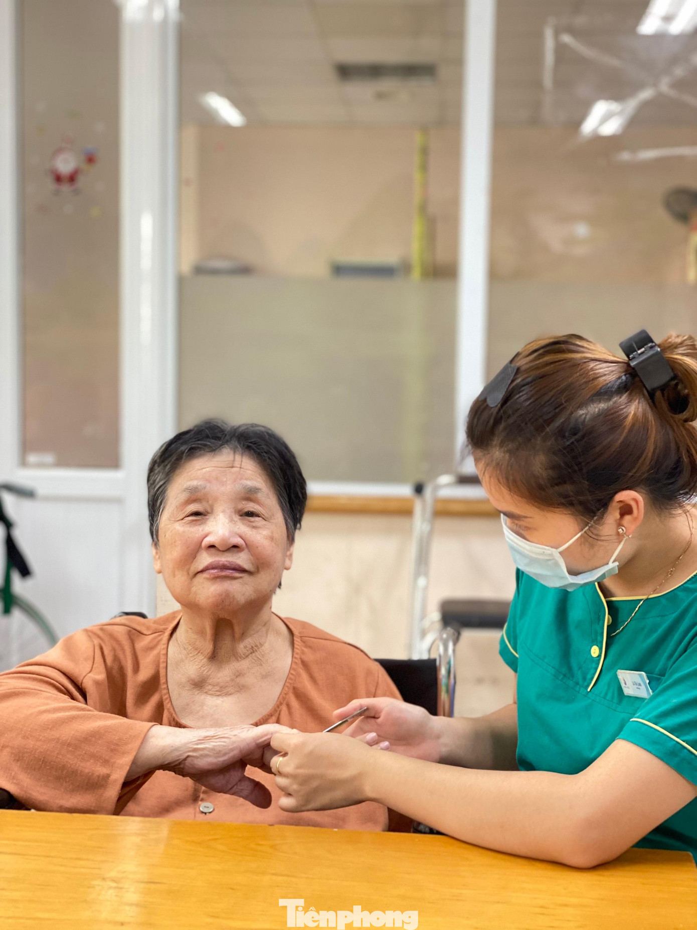 Sau hoạt động ăn sáng, các cụ được thăm khám sức khỏe, đo nhiệt độ và thông báo cho các cụ nắm được tình hình sức khỏe của mình.