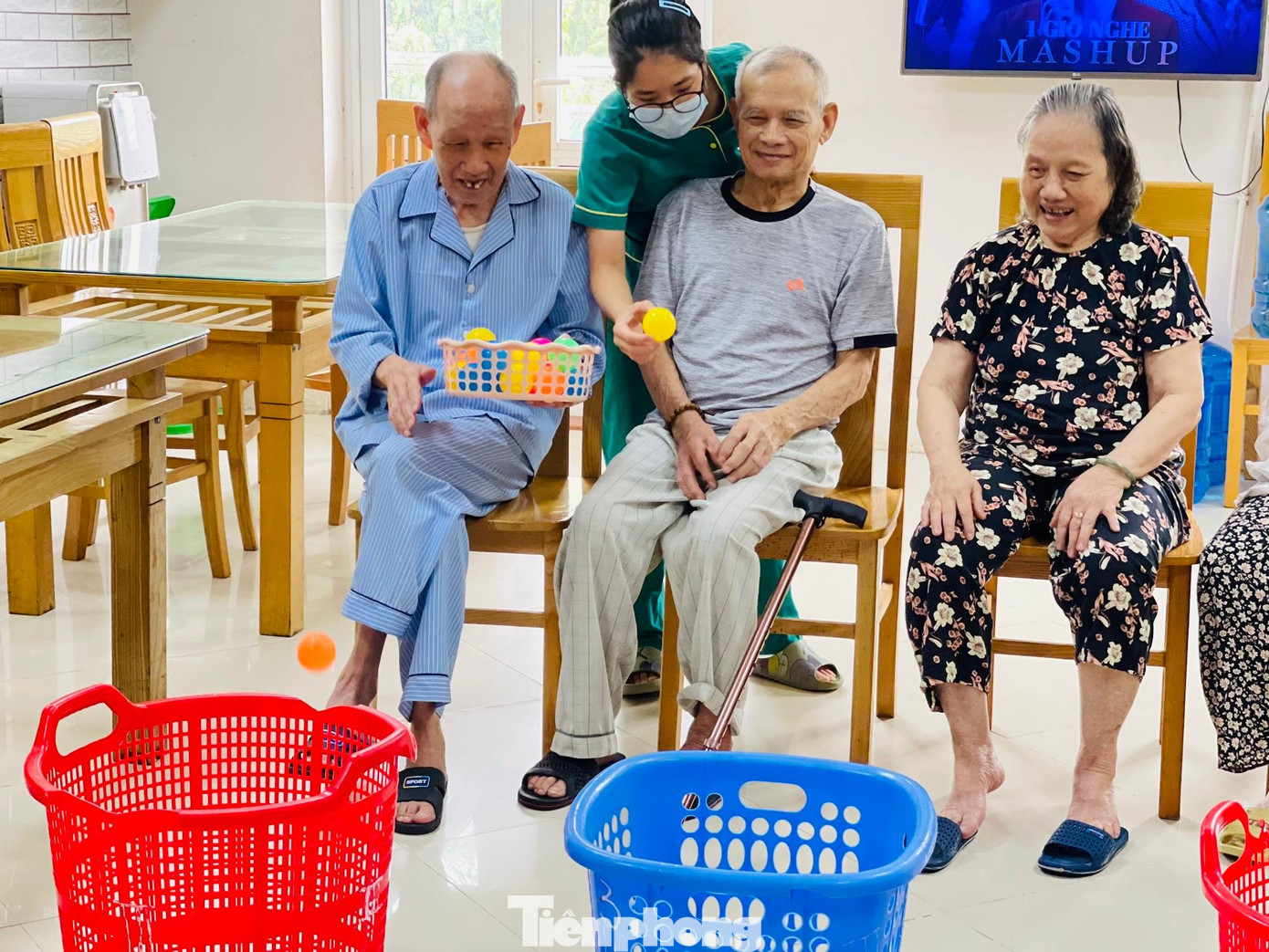 Các hoạt động như tập thể dục nhịp điệu, chơi cờ tướng, cá ngựa, xâu hạt, chuyền bóng, ghép hình hay tổ chức sinh nhật tháng được tổ chức đều đặn, đảm bảo an toàn.