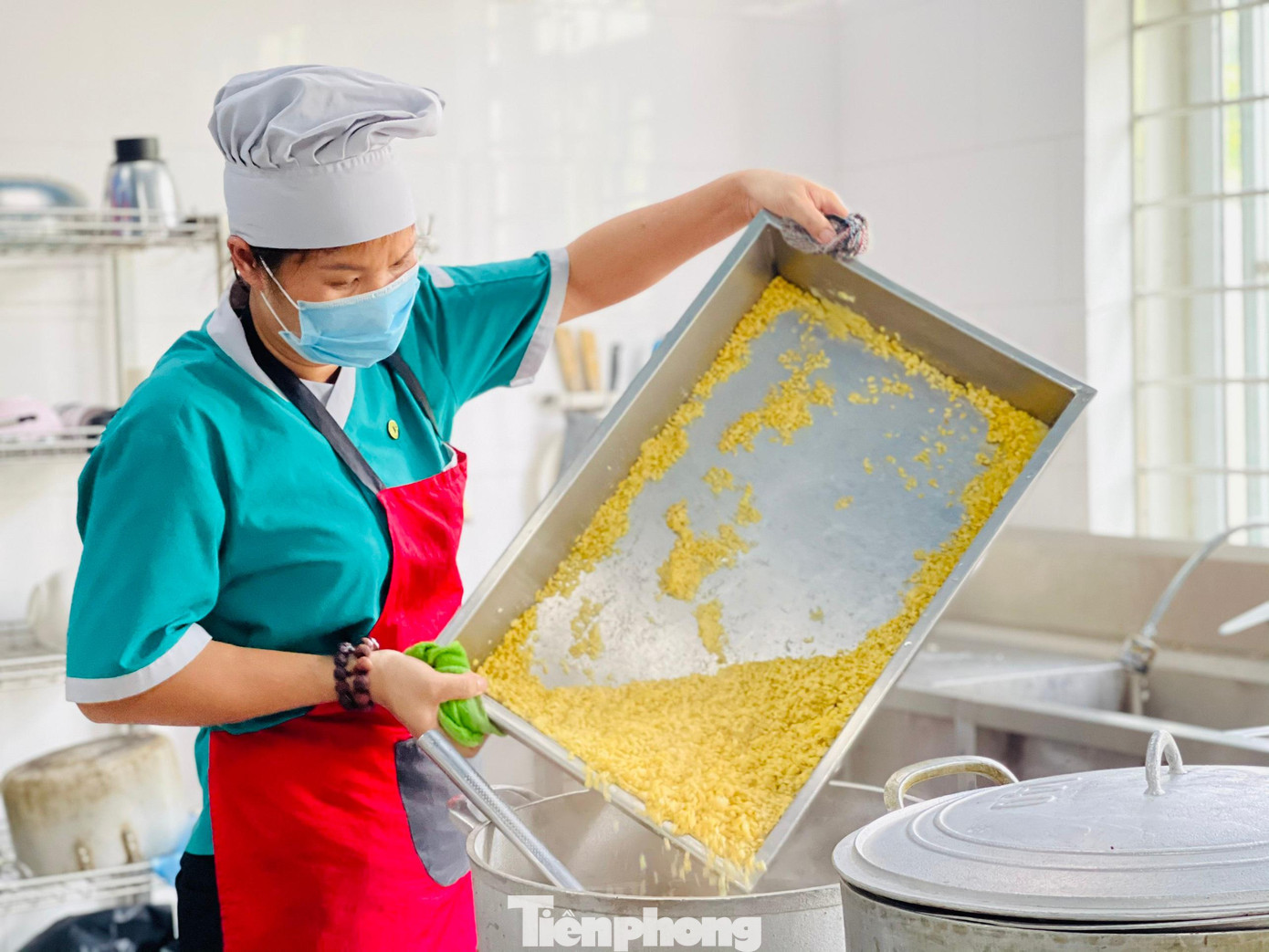 Trung tâm đã tạm ngưng việc sử dụng các thực phẩm chế biến sẵn, thay vào đó, đầu bếp nấu theo thực đơn riêng như cháo, bún phở, đảm bảo kiểm dịch an toàn. Các đơn vị cung cấp thực phẩm phải tuân thủ các biện pháp chống dịch khi giao hàng đến trung tâm. Hàng hóa, thực phẩm sẽ được đặt tại nơi quy định, sau đó bảo vệ sẽ tiếp nhận và gửi lên bếp.