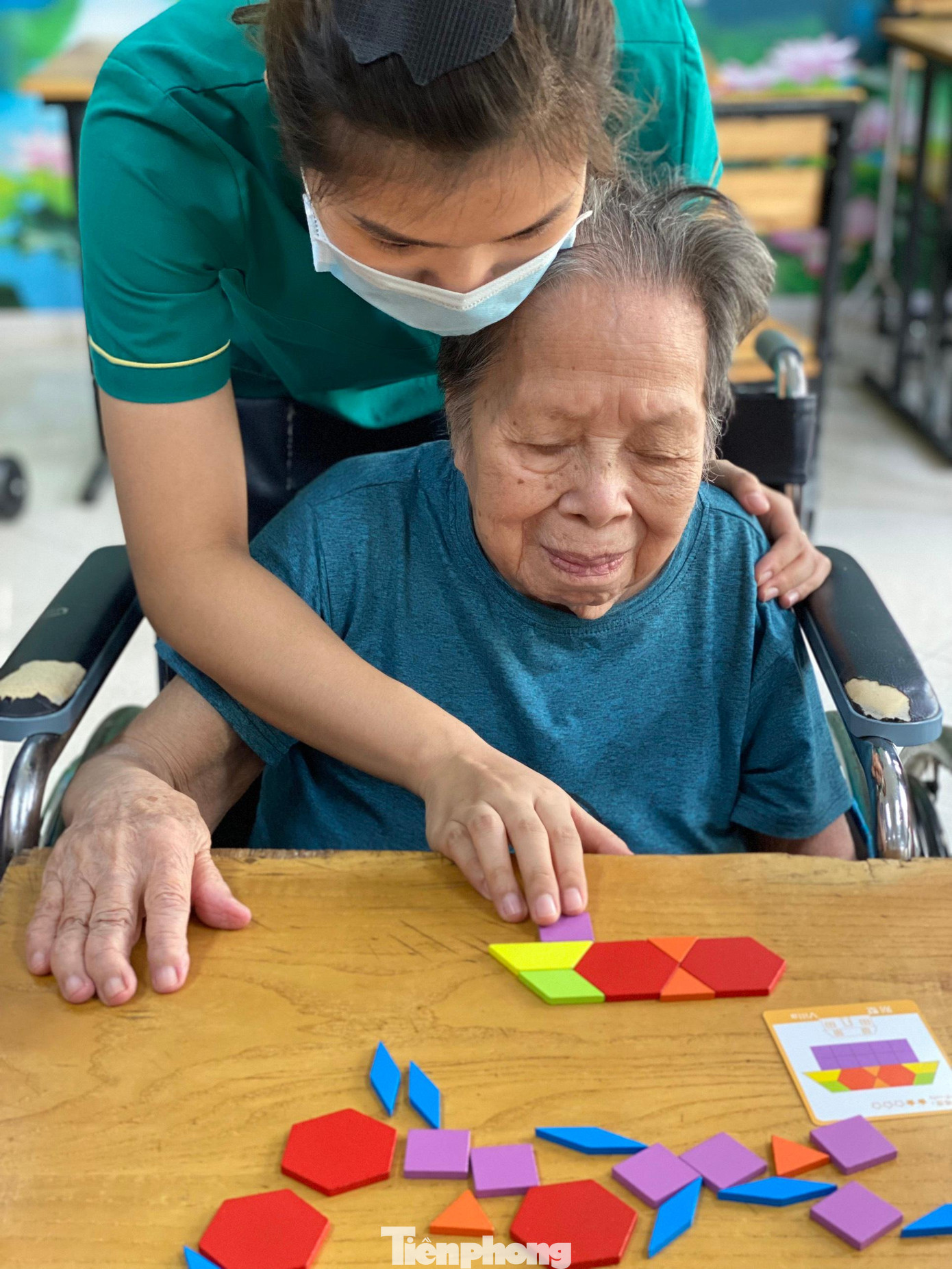 Trong đợt dịch trung tâm cũng đẩy mạnh các hoạt động thể dục, vui chơi trong nhà để các cụ không thấy cô đơn, buồn chán.