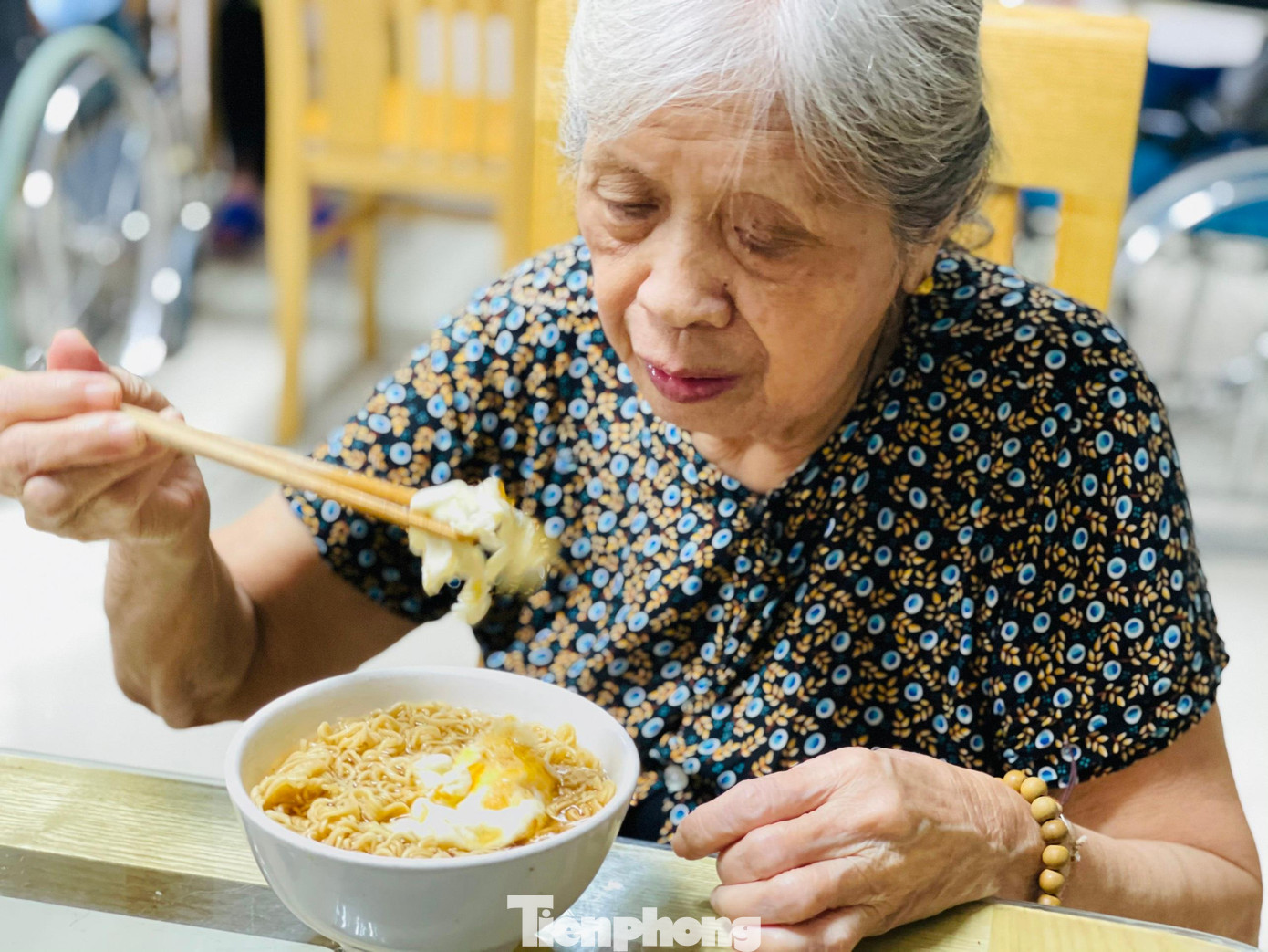 Mỗi người đều được bố trí suất ăn riêng, không chung mâm. Với những cụ sức khỏe yếu hơn được bố trí ngồi bàn đặc dụng, có ghế tựa đi liền bàn.