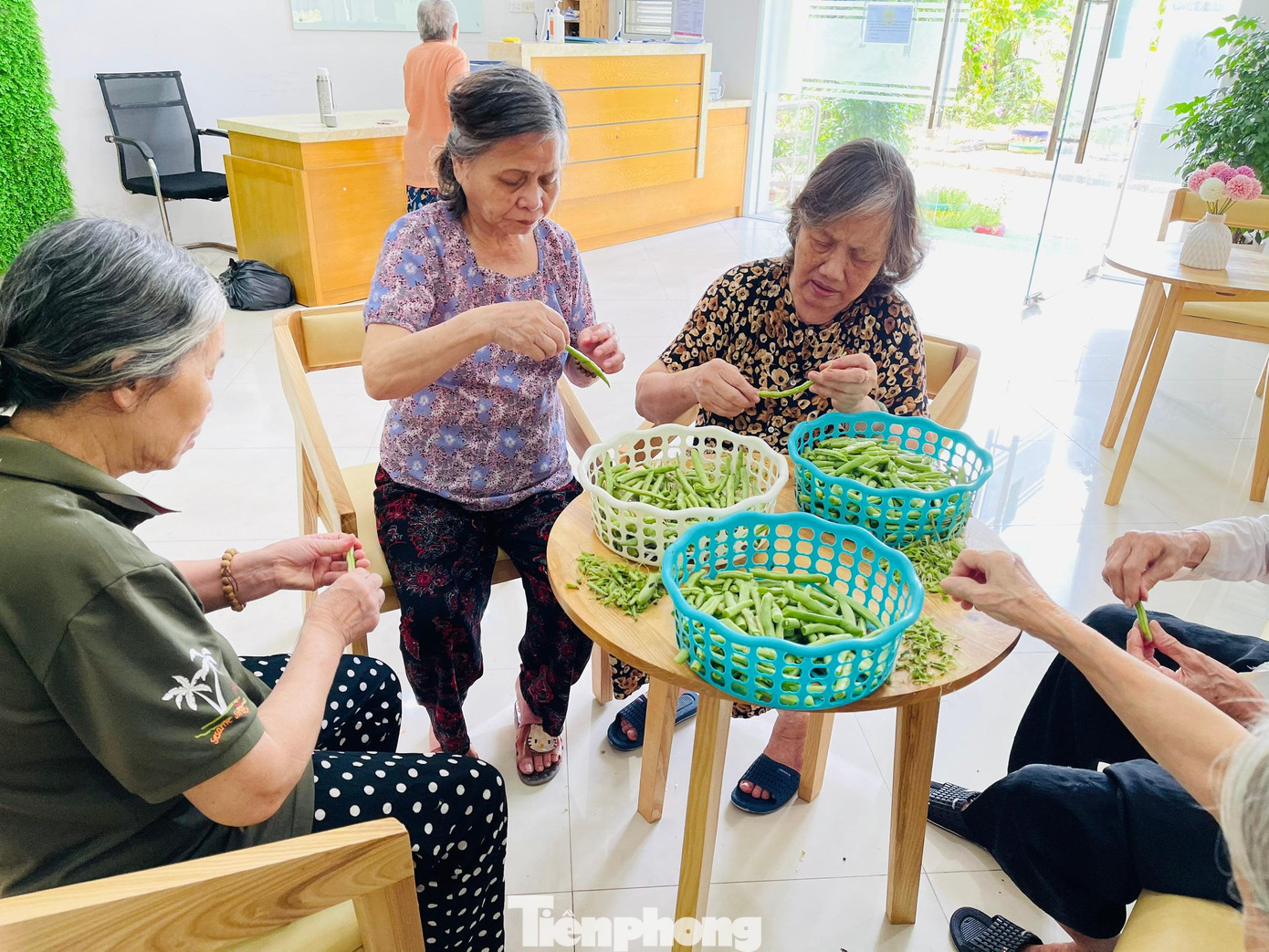 Từ ngày trung tâm áp dụng biện pháp “nội bất xuất, ngoại bất nhập”, các cụ rất ủng hộ, hưởng ứng. Trong ảnh, các cụ đang tham gia chuẩn bị đồ ăn cho bữa sáng.
