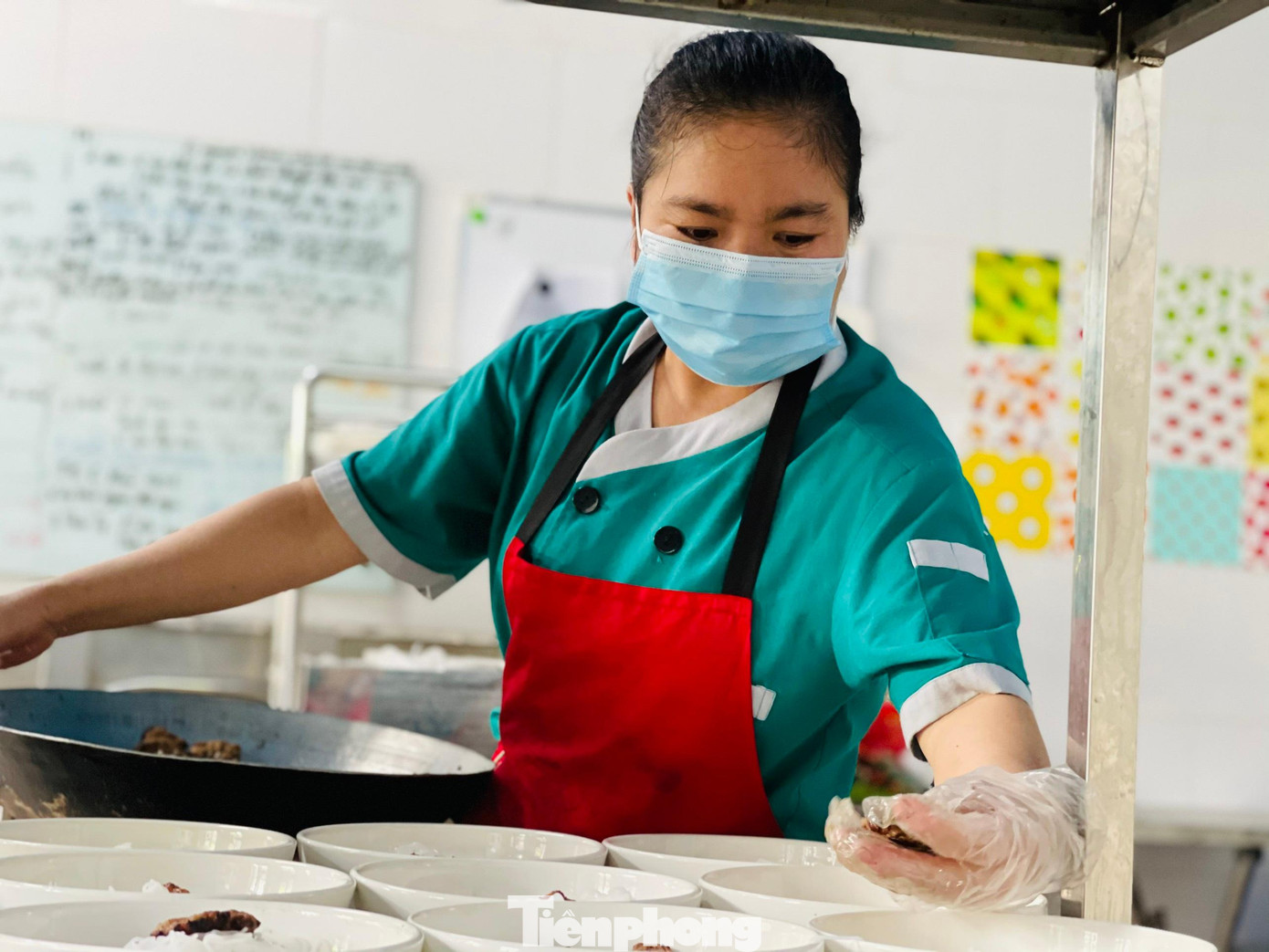 Trước diễn biến phức tạp của dịch bệnh, nhằm đảm bảo an toàn tuyệt đối cho người cao tuổi, bắt đầu từ ngày 24/7, nhân viên đã dọn đồ vào ký túc của trung tâm dưỡng lão này để làm việc và sinh hoạt.