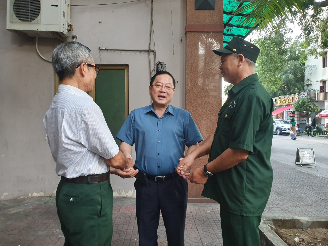 Các thương binh bày tỏ niềm vui, xúc động khi được mời về Hà Nội tham dự chương trình và gửi lời cảm ơn Ban tổ chức chương trình đầy tình cảm và trách nhiệm. Trong ảnh, Tổng Biên tập báo Tiền Phong Lê Xuân Sơn chia tay các bác thương binh, sáng 24/9.