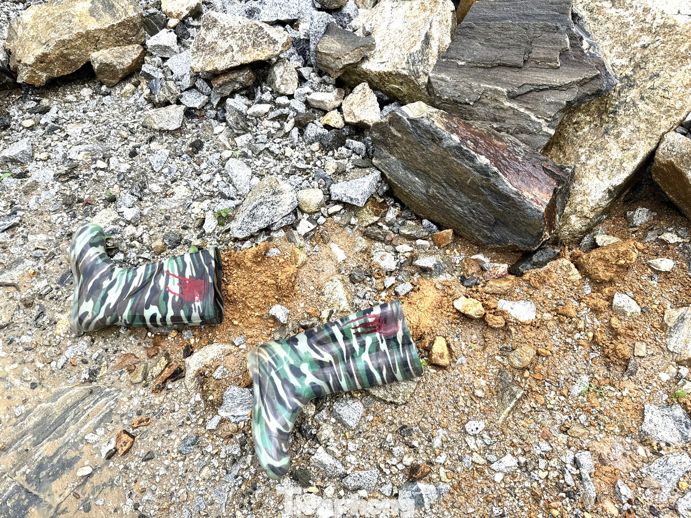 Lực lượng cứu hộ tại hiện trường đang cố gắng nhanh chóng đưa nạn nhân bị vùi lấp ra khỏi nơi sạt lở. Trong ảnh là đôi ủng dính vết máu tại hiện trường. Lực lượng cứu hộ tại hiện trường đang cố gắng nhanh chóng đưa nạn nhân bị vùi lấp ra khỏi nơi sạt lở. Trong ảnh là đôi ủng dính vết máu tại hiện trường.