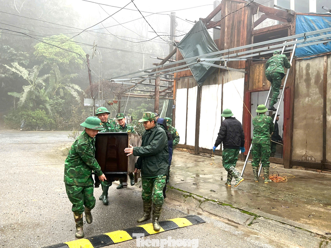Có khoảng 19.520 ngày công đã được các lực lượng và cộng đồng đóng góp Có khoảng 19.520 ngày công đã được các lực lượng và cộng đồng đóng góp