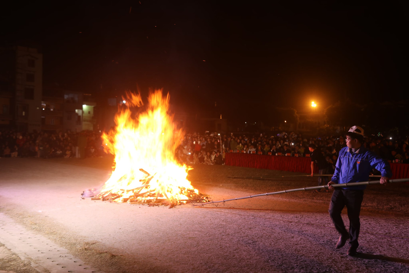 Lễ khai mạc còn tái hiện lễ hội nhảy lửa của dân tộc Dao đến từ xã Nậm Đét (huyện Bắc Hà). Lễ nhảy lửa (tiếng Dao còn gọi là Pút tồng ) thường được tổ chức trong những ngày đầu năm âm lịch từ ngày mùng 1 đến ngày 15 tháng Giêng với ý nghĩa xua đuổi tà ma, cầu may, cầu tài lộc, cầu mưa thuận gió hòa, mùa màng bội thu, cầu quốc thái dân an, cầu mọi sự bình an trong năm. Trong ảnh: Đoàn viên thanh niên đang chuẩn bị cho lễ hội nhảy lửa. Lễ khai mạc còn tái hiện lễ hội nhảy lửa của dân tộc Dao đến từ xã Nậm Đét (huyện Bắc Hà). Lễ nhảy lửa (tiếng Dao còn gọi là Pút tồng ) thường được tổ chức trong những ngày đầu năm âm lịch từ ngày mùng 1 đến ngày 15 tháng Giêng với ý nghĩa xua đuổi tà ma, cầu may, cầu tài lộc, cầu mưa thuận gió hòa, mùa màng bội thu, cầu quốc thái dân an, cầu mọi sự bình an trong năm. Trong ảnh: Đoàn viên thanh niên đang chuẩn bị cho lễ hội nhảy lửa.