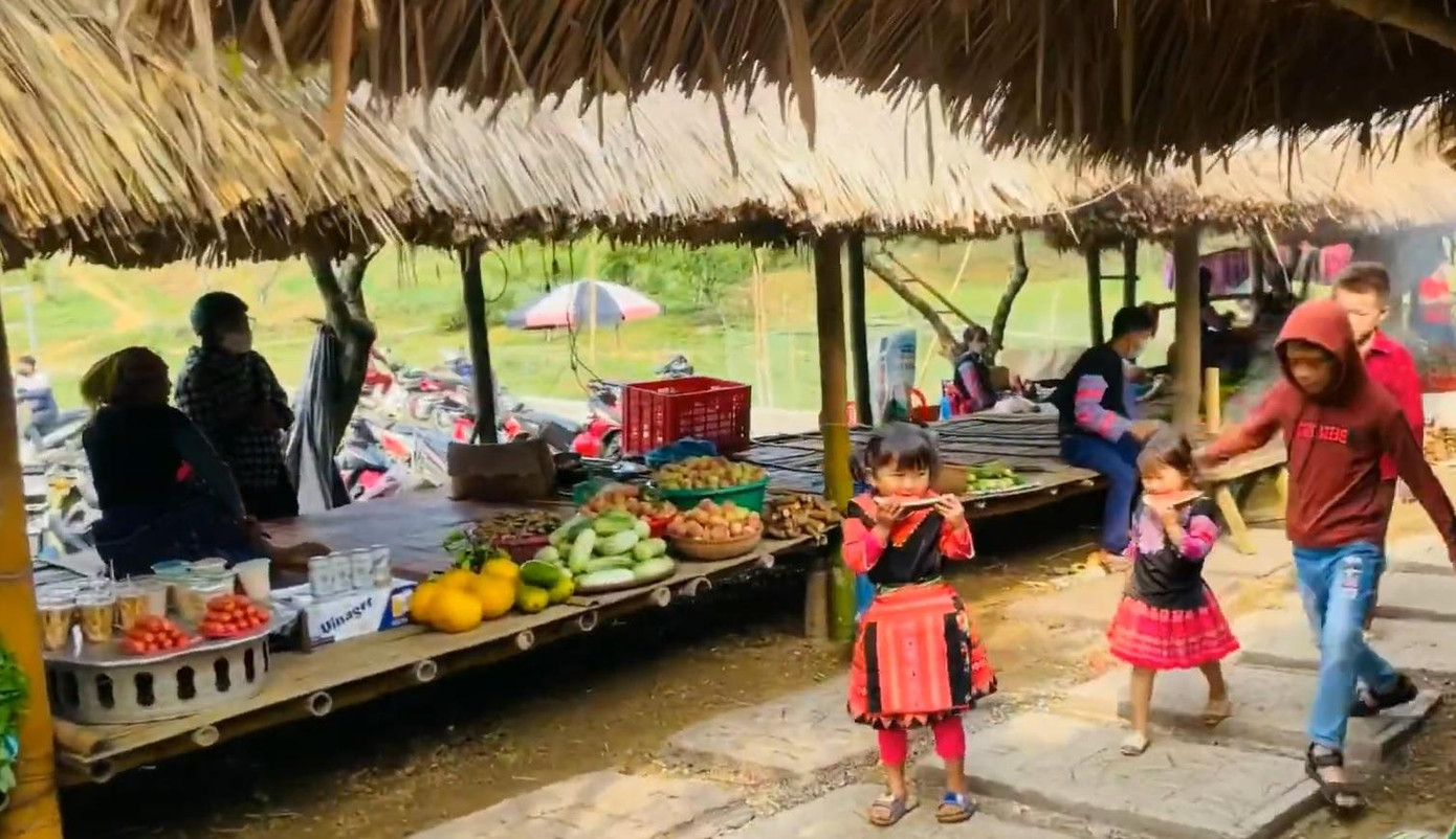 Chợ phiên nằm tại sân vận động bản Chiềng Đi 2 (xã Vân Hồ) cách Quốc lộ 6 chừng 50m. Đây là địa điểm rộng rãi, có bãi đỗ xe dành cho du khách. Chợ được tổ chức vào thứ Bảy và Chủ nhật hằng tuần.