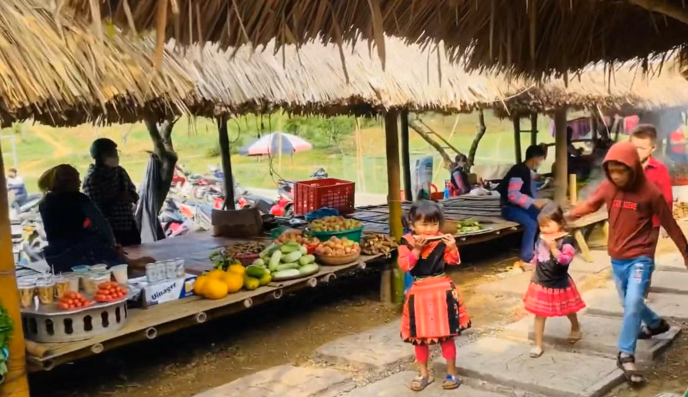Chợ phiên nằm tại sân vận động bản Chiềng Đi 2 (xã Vân Hồ) cách Quốc lộ 6 chừng 50m. Đây là địa điểm rộng rãi, có bãi đỗ xe dành cho du khách. Chợ được tổ chức vào thứ Bảy và Chủ nhật hằng tuần.