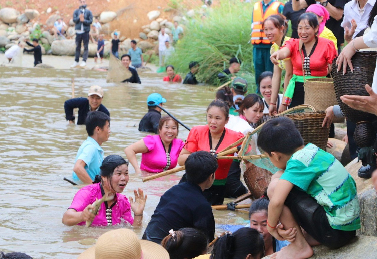 Điểm nhấn trong các hoạt động trước Lễ hội chính là Cuộc thi Bắt cá diễn ra tại suối Nậm Lùm