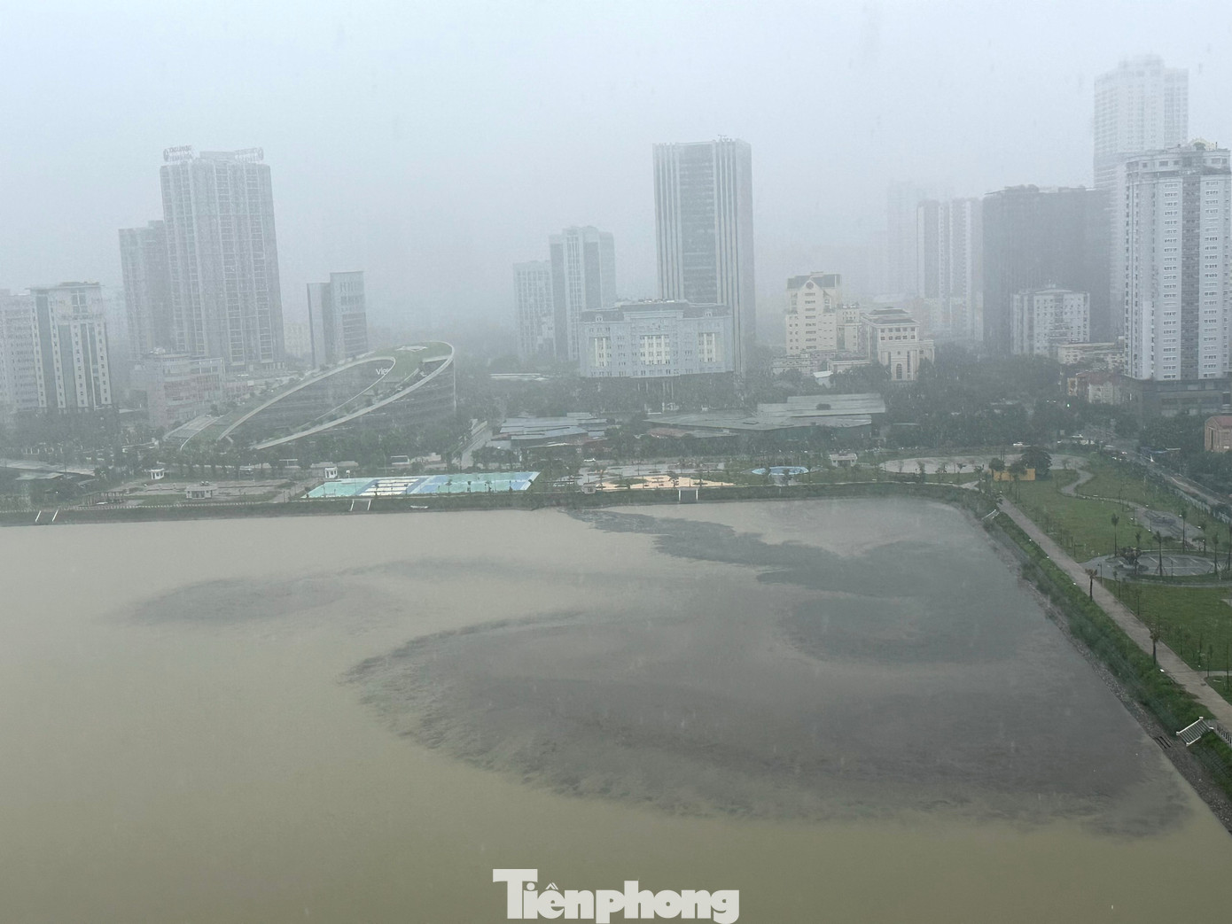 Sau trận mưa lớn ngày 20/8, nước Hồ điều hoà trong khu đô thị mới ở quận Nam Từ Liêm và Cầu Giấy hoàn thành chưa được bao lâu đang bị xả thải gây ô nhiễm.