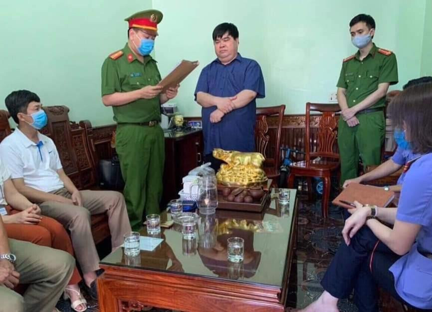 Cơ quan Cảnh sát điều tra Công an tỉnh Ninh Bình khám xét nơi ở của Nguyễn Đức Hậu (Giám đốc công ty TNHH MTV Thương mại Linh Nhung) vì liên quan đến việc mua bán trái phép hóa đơn. Ảnh: Báo Lao động.