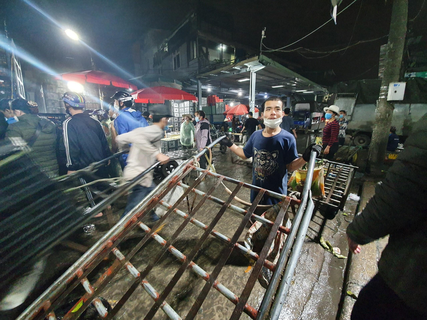 Dụng cụ chủ yếu của họ là chiếc xe kéo làm bằng sắt, được thiết kế dài để có thể đựng được nhiều thùng hàng, trên mỗi xe kéo lại có sợi dây quàng qua vai.