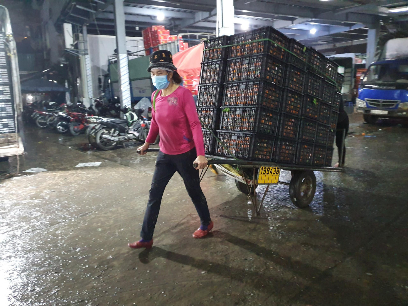 Mỗi đêm họ sẽ kiếm được 200-300 nghìn đồng. Dù nhiệt độ hạ thấp, mưa lạnh nhưng những lao động ở đây mồ hôi vã như tắm