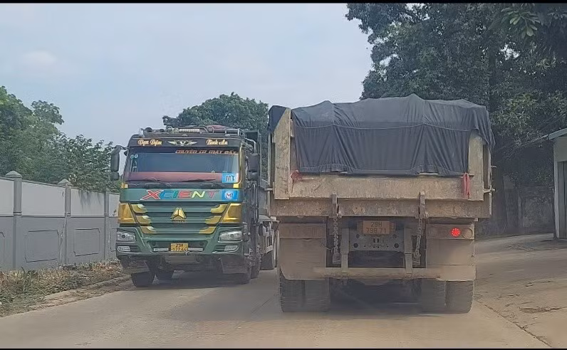 Những chiếc xe biển Hà Nội, Hòa Bình, trên cabin trưng biển như TT, Minh Dân, Hợp Nhất, TD, nhiều nhất là xe trưng biển MT nối đuôi nhau chờ lấy hàng. Tại khu vực gần mỏ đất, có một người điều tiết xe ra vào địa phận một khu quân sự. Những xe tải này lầm lũi vào rồi quay ra với thùng chất đầy đất.
