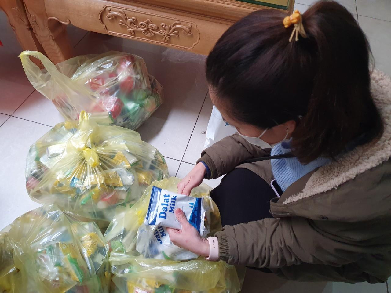 Ngoài kinh phí 500 triệu đồng, BAC A BANK, Tập đoàn TH thông qua Quỹ Vì Tầm Vóc Việt trao tặng sữa, đường, nước uống... Trong ảnh, Ban tổ chức chuẩn bị sữa DALAT Milk (thuộc Tập đoàn TH) để tặng các tình nguyện viên.