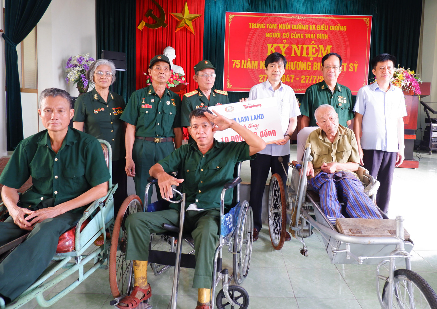 Đoàn công tác báo Tiền Phong đã đến thăm hỏi, tặng các suất quà với tổng trị giá 10 triệu đồng đến các thương bệnh binh nặng tại đây.