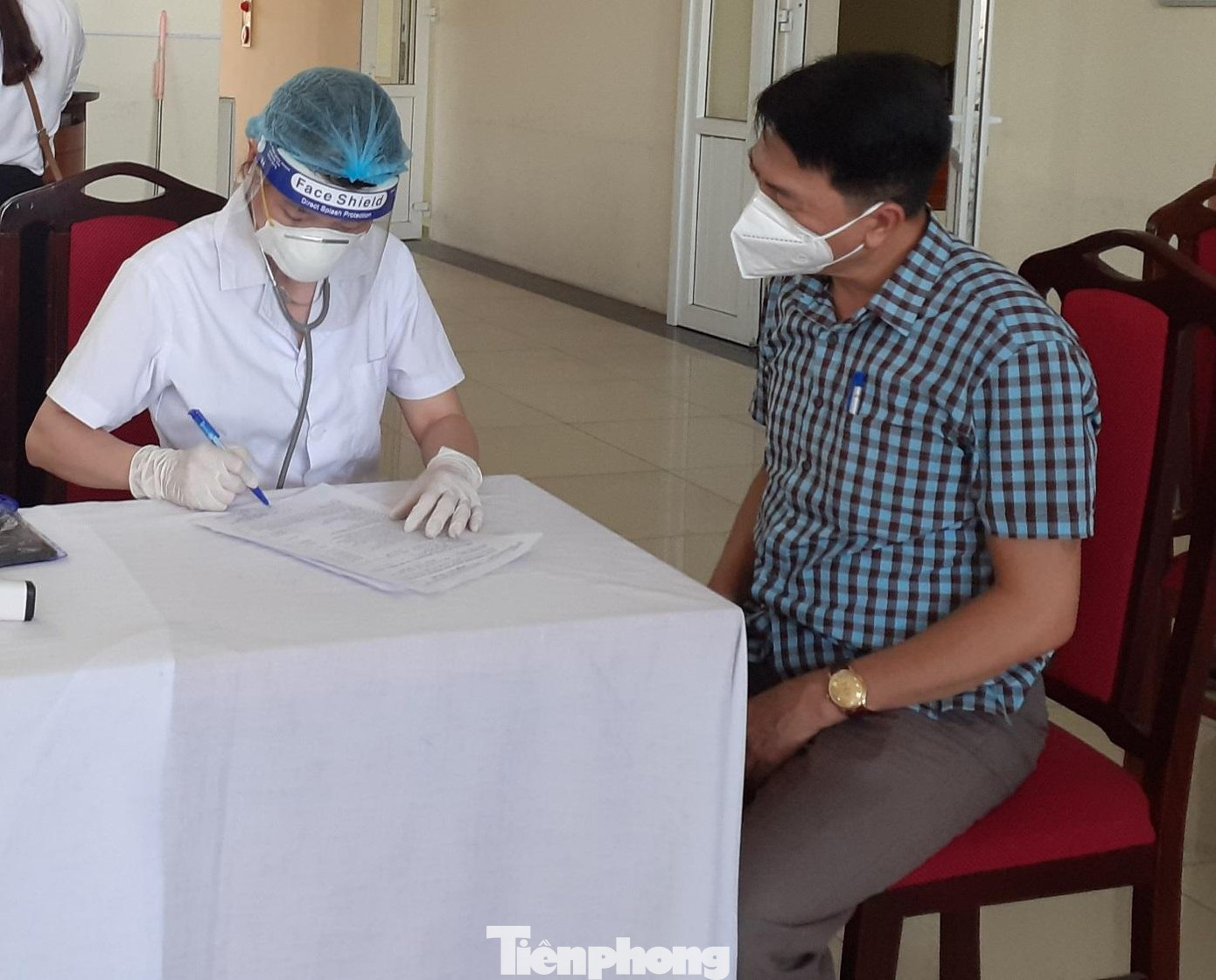 Thực hiện khai báo y tế trước khi tiêm vắc xin. Thực hiện khai báo y tế trước khi tiêm vắc xin.