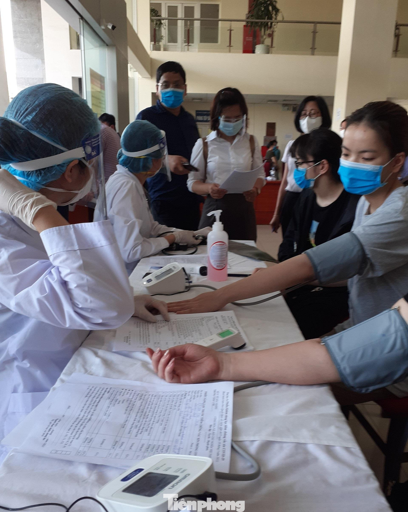 Người tiêm vắc-xin được khám sàng lọc và đo nhiệt độ, đo huyết áp... Người tiêm vắc-xin được khám sàng lọc và đo nhiệt độ, đo huyết áp...