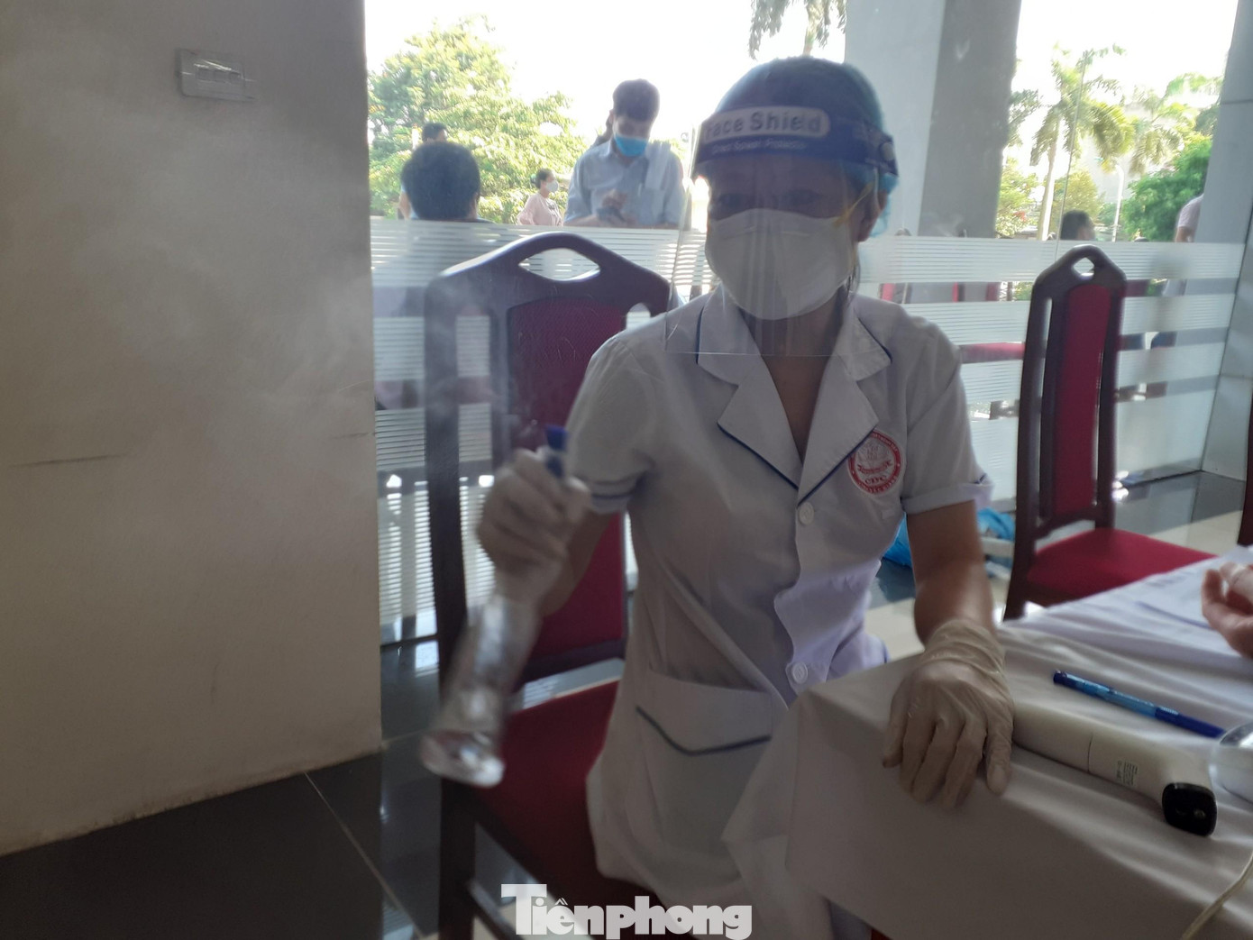 Bệnh viện Đa khoa tỉnh, Bệnh viện Sản Nhi, Trung tâm Kiểm soát bệnh tật tỉnh thực hiện tiêm vắc-xin phòng COVID-19 cho các cán bộ, công chức, người lao động thường xuyên tiếp xúc với công dân thuộc các cơ quan, ban, ngành, đoàn thể tỉnh. Trong ảnh là cảnh khử khuẩn khi vào khu vực tiêm vắc-xin. Bệnh viện Đa khoa tỉnh, Bệnh viện Sản Nhi, Trung tâm Kiểm soát bệnh tật tỉnh thực hiện tiêm vắc-xin phòng COVID-19 cho các cán bộ, công chức, người lao động thường xuyên tiếp xúc với công dân thuộc các cơ quan, ban, ngành, đoàn thể tỉnh. Trong ảnh là cảnh khử khuẩn khi vào khu vực tiêm vắc-xin.