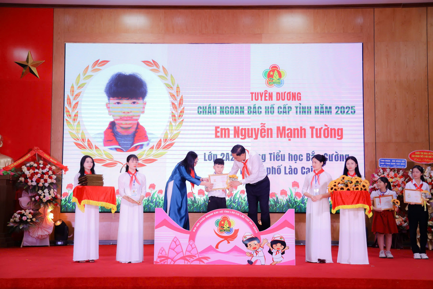 Ông Hoàng Giang - Phó Bí thư Tỉnh uỷ Lào Cai, chị Giàng Thị Mai - Bí thư Tỉnh Đoàn Lào Cai tặng danh hiệu Cháu ngoan Bác Hồ cho em Nguyễn Mạnh Tường (TP Lào Cai). Ông Hoàng Giang - Phó Bí thư Tỉnh uỷ Lào Cai, chị Giàng Thị Mai - Bí thư Tỉnh Đoàn Lào Cai tặng danh hiệu Cháu ngoan Bác Hồ cho em Nguyễn Mạnh Tường (TP Lào Cai).