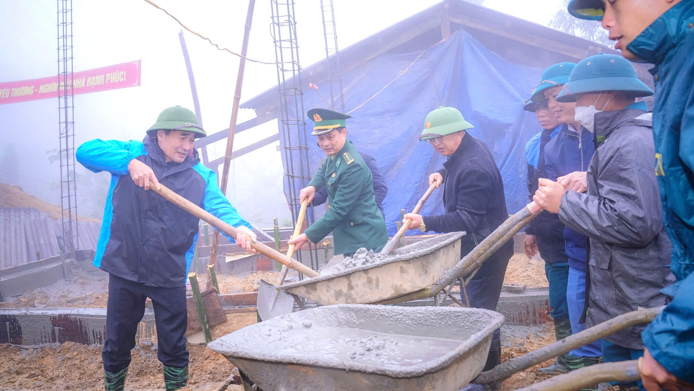 Phó Bí thư thường trực Tỉnh ủy Lào Cai Vũ Xuân Cường (ngoài cùng bên trái) và lãnh đạo các đơn vị, địa phương hỗ trợ người dân làm nhà.