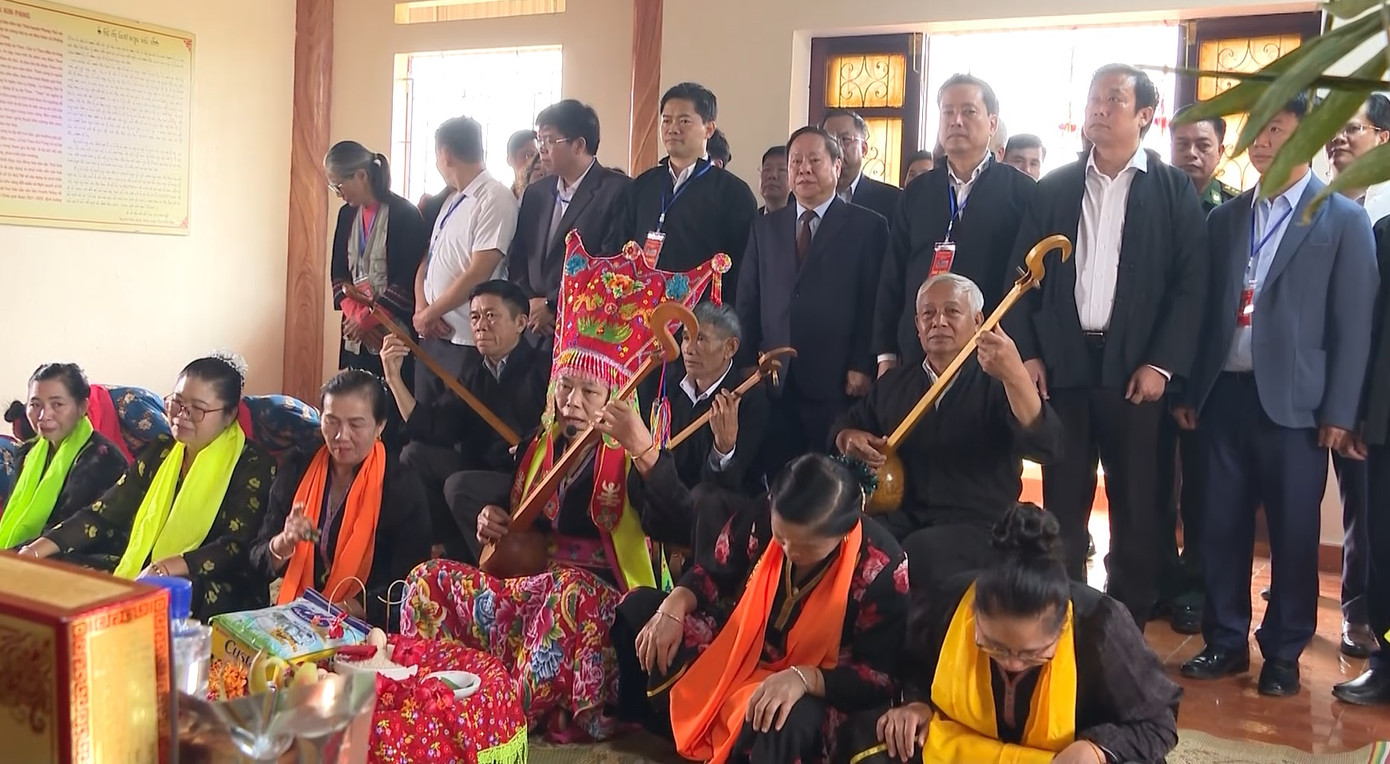 Với chủ đề “Lời Then vọng mãi”, Lễ hội Then Kin Pang với phần Lễ gồm các nghi lễ: Cúng Then khai hội và thiêng hóa; dâng hương - tẩy trần giải trừ vận hạn; dâng hương ước nguyện - thỉnh then, chúc phúc cầu may; cúng Then cầu phúc và tạ ơn. Trong ảnh: Lễ cúng Then