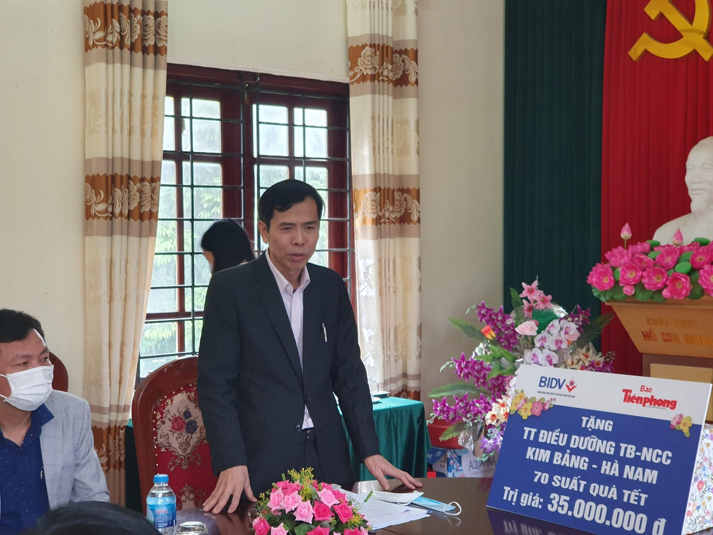 Ông Nguyễn Minh Tuấn, Giám đốc Trung tâm Điều dưỡng thương binh Kim Bảng, Hà Nam (nơi nuôi dưỡng, chăm sóc 114 người với 81 thương bệnh binh nặng, mất sức lao động từ 81% trở lên) cho biết, cán bộ trung tâm luôn coi các bác thương, bệnh binh như người cha, người chú nên có thái độ chăm sóc tận tụy. Ông Tuấn bày tỏ lòng biết ơn cán bộ, phóng viên báo Tiền Phong, Ngân hàng BIDV nhiều năm qua luôn quan tâm các bác thương bệnh binh được chăm sóc trong trung tâm. “Đây là món quà vô cùng ý nghĩa đối cả về vật chất lẫn tinh thần với các bác thương binh và cán bộ trung tâm”, ông Tuấn nói. Ông Nguyễn Minh Tuấn, Giám đốc Trung tâm Điều dưỡng thương binh Kim Bảng, Hà Nam (nơi nuôi dưỡng, chăm sóc 114 người với 81 thương bệnh binh nặng, mất sức lao động từ 81% trở lên) cho biết, cán bộ trung tâm luôn coi các bác thương, bệnh binh như người cha, người chú nên có thái độ chăm sóc tận tụy. Ông Tuấn bày tỏ lòng biết ơn cán bộ, phóng viên báo Tiền Phong, Ngân hàng BIDV nhiều năm qua luôn quan tâm các bác thương bệnh binh được chăm sóc trong trung tâm. “Đây là món quà vô cùng ý nghĩa đối cả về vật chất lẫn tinh thần với các bác thương binh và cán bộ trung tâm”, ông Tuấn nói.