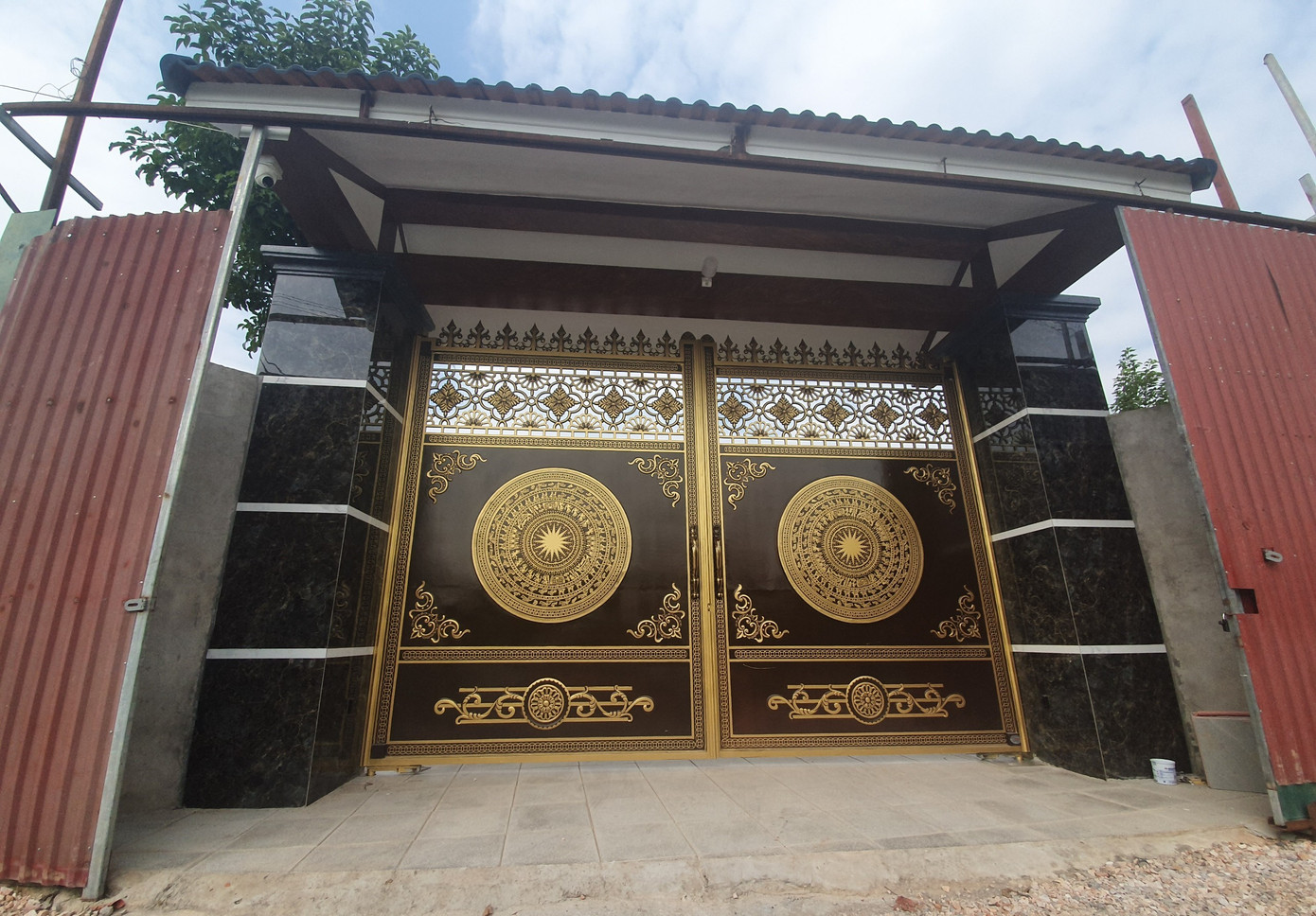 Cánh cổng sắt vào công trình trên được lắp camera giám sát. Cánh cổng sắt vào công trình trên được lắp camera giám sát.