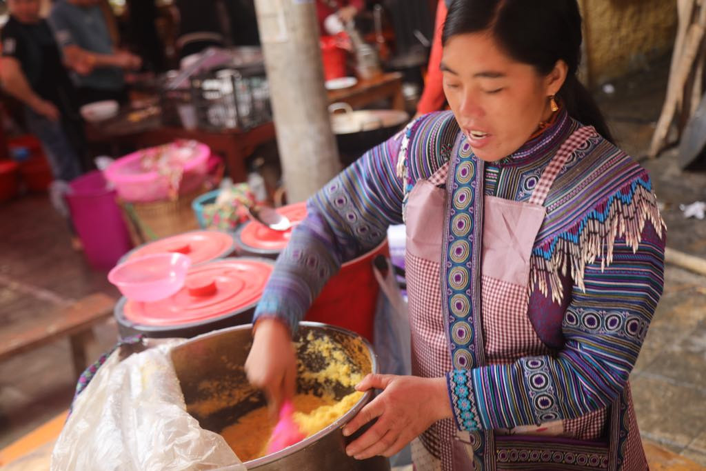 Tại chợ Bắc Hà, du khách sẽ được thưởng thức những món ăn do đồng bào dân tộc địa phương chế biến. Trong ảnh: Mèn mén (bột ngô hấp) là món ăn truyền thống của đồng bào dân tộc Mông bán tại chợ. Tại chợ Bắc Hà, du khách sẽ được thưởng thức những món ăn do đồng bào dân tộc địa phương chế biến. Trong ảnh: Mèn mén (bột ngô hấp) là món ăn truyền thống của đồng bào dân tộc Mông bán tại chợ.