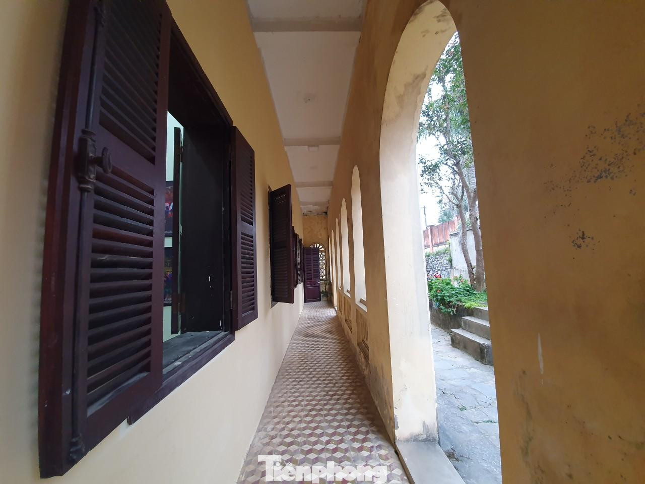 Dinh thự vừa để làm nơi ở cho cả gia đình họ Hoàng và cũng là nơi làm việc của Hoàng Yến Tchao. Hệ thống cửa vòm và cầu thang hình cánh cung, tạo ấn tượng về vẻ cách tân, sự bề thế cho công trình.